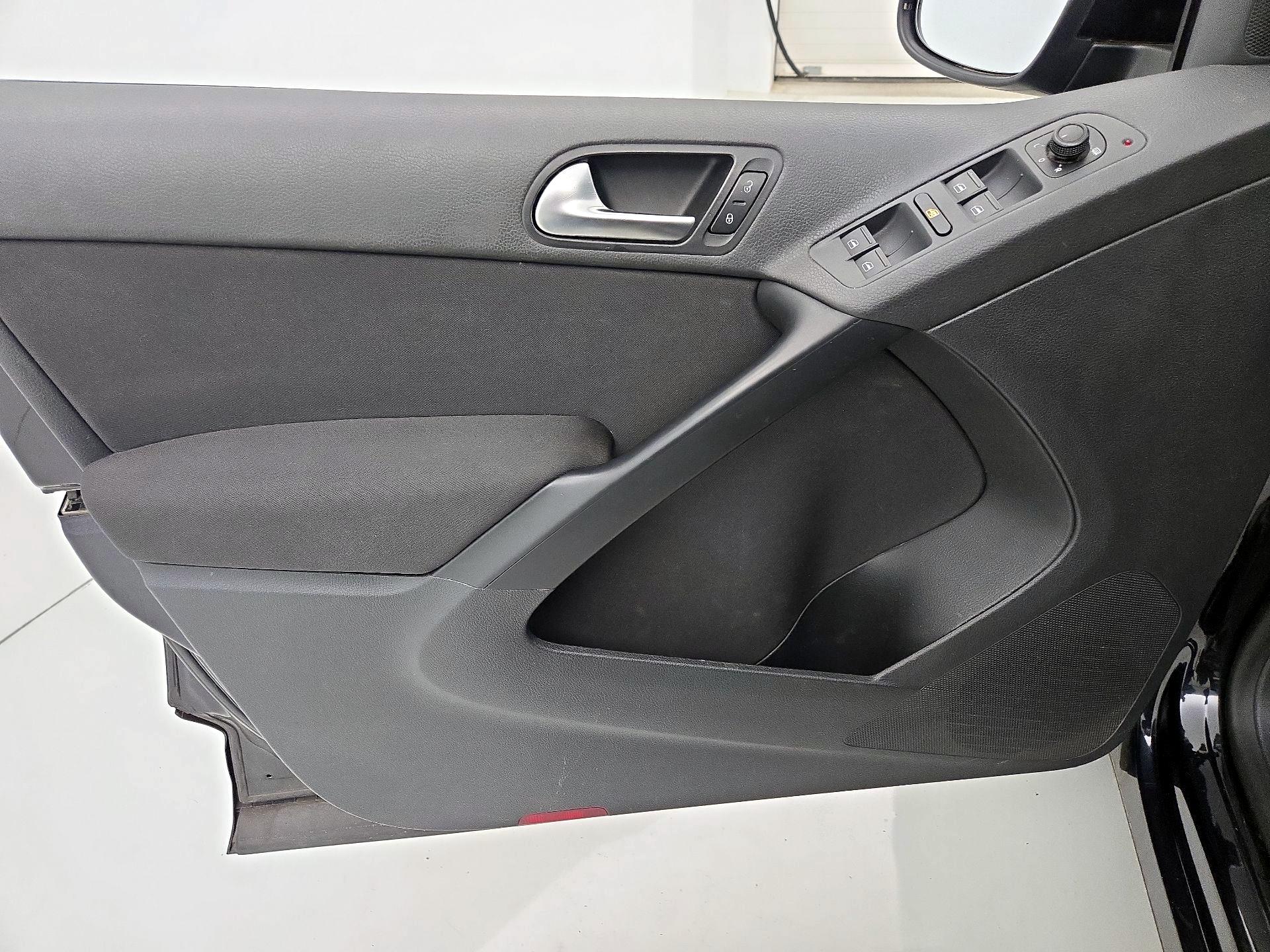 Thumbnail: 2017 Volkswagen Tiguan - 12