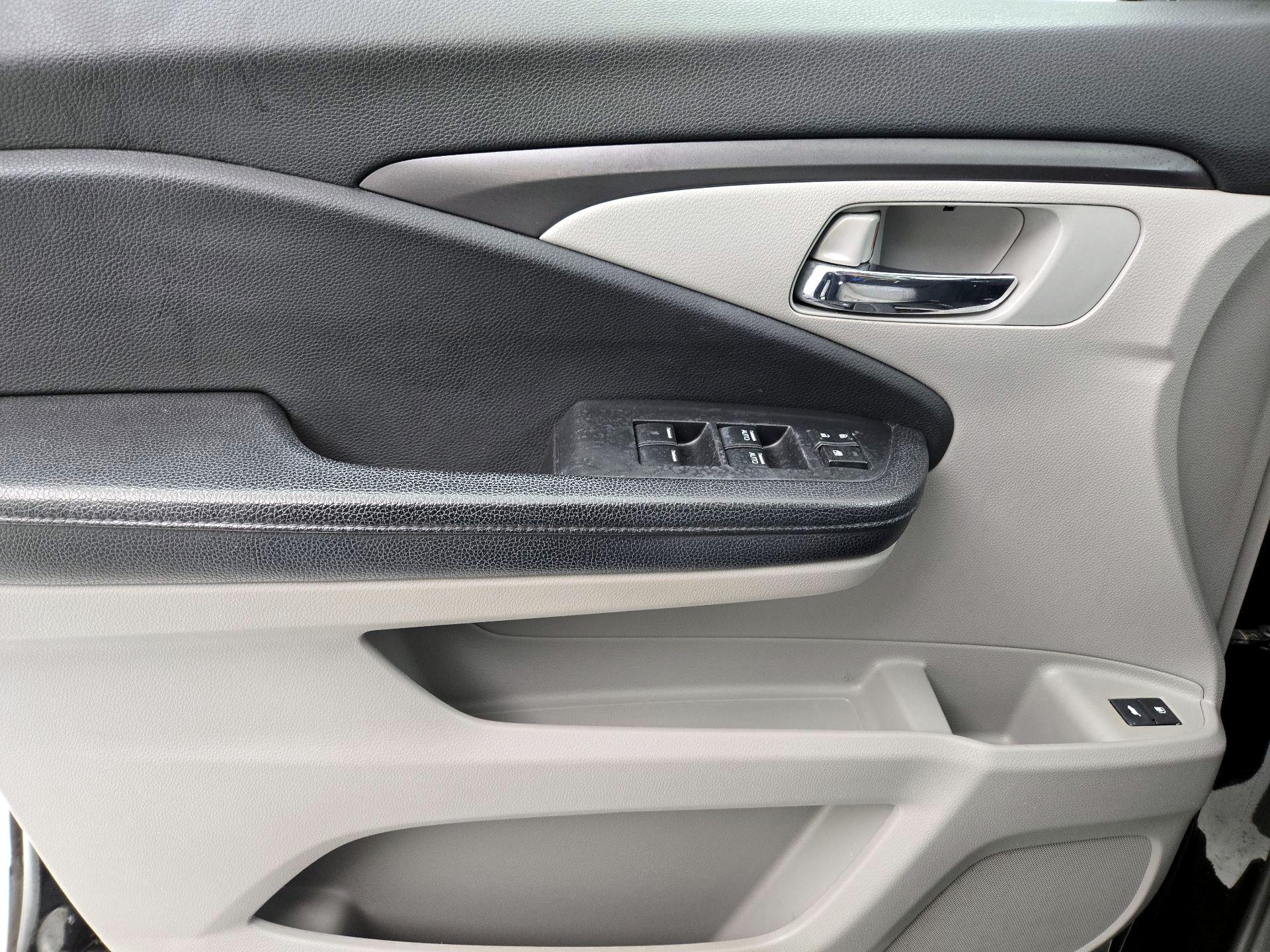 Thumbnail: 2016 Honda Pilot - 12