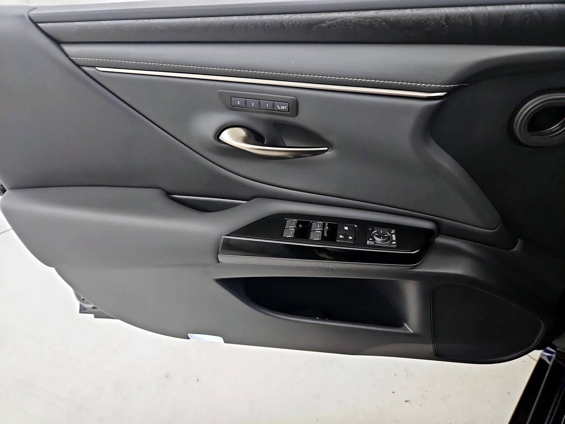 Thumbnail: 2022 Lexus ES - 12