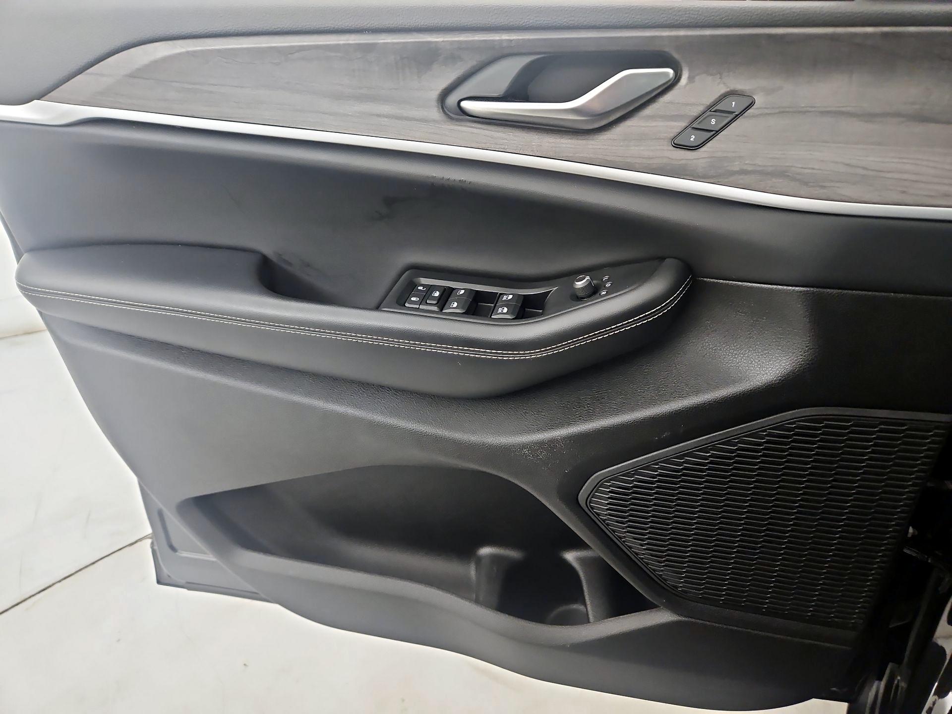 Thumbnail: 2023 Jeep Grand Cherokee L - 12