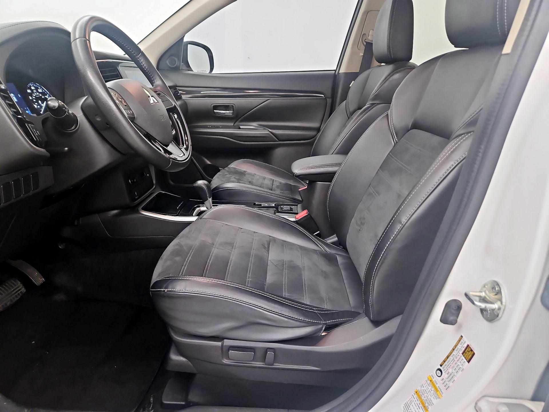 Thumbnail: 2019 Mitsubishi Outlander - 11