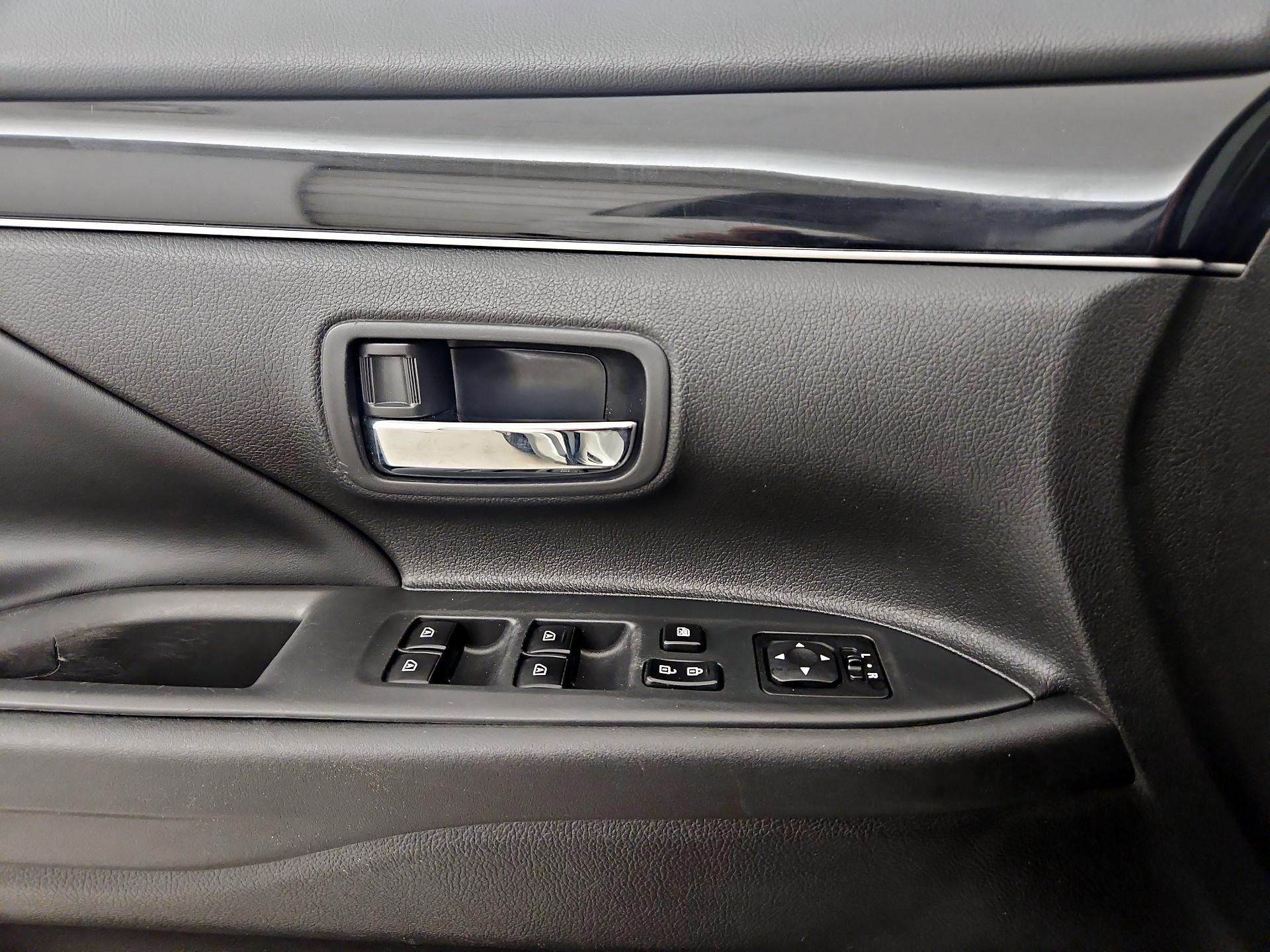 Thumbnail: 2019 Mitsubishi Outlander - 12