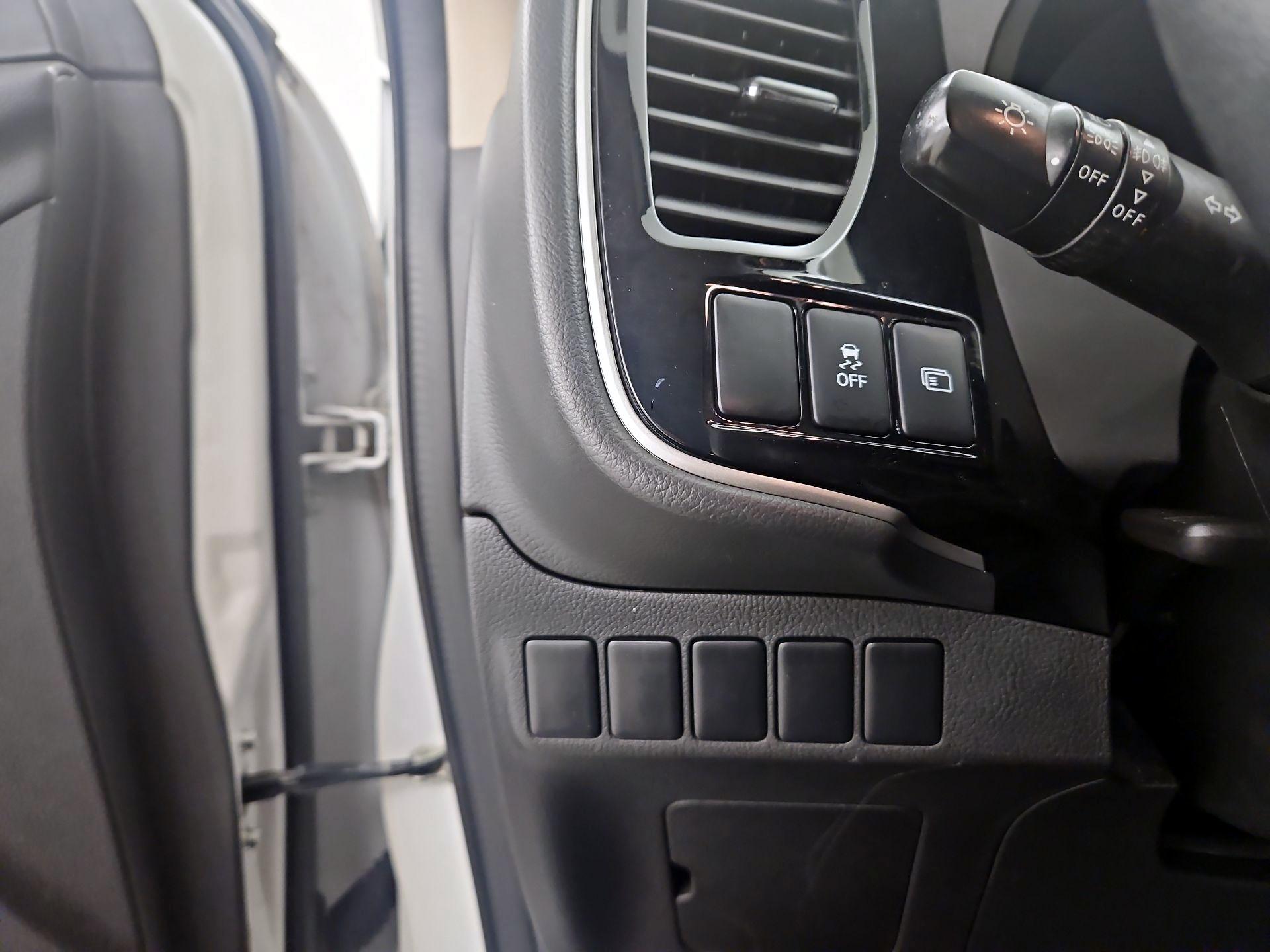 Thumbnail: 2019 Mitsubishi Outlander - 13