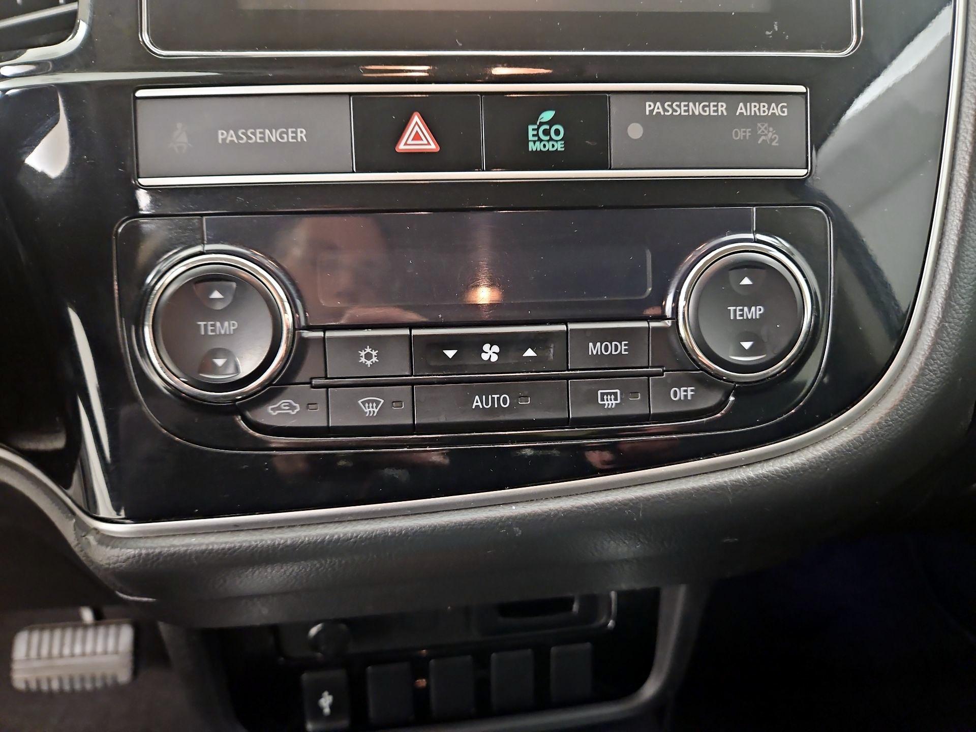 Thumbnail: 2019 Mitsubishi Outlander - 16