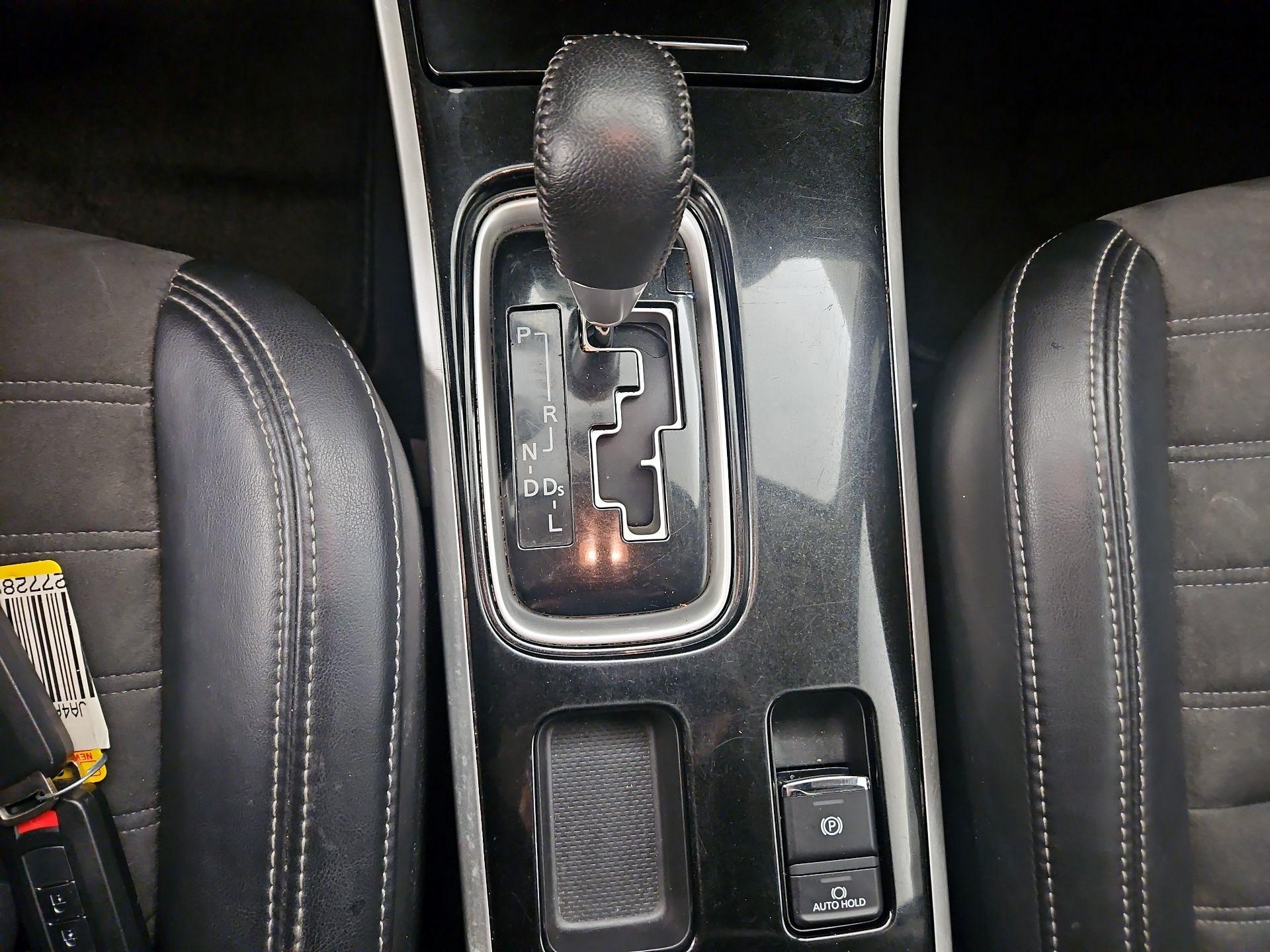 Thumbnail: 2019 Mitsubishi Outlander - 17