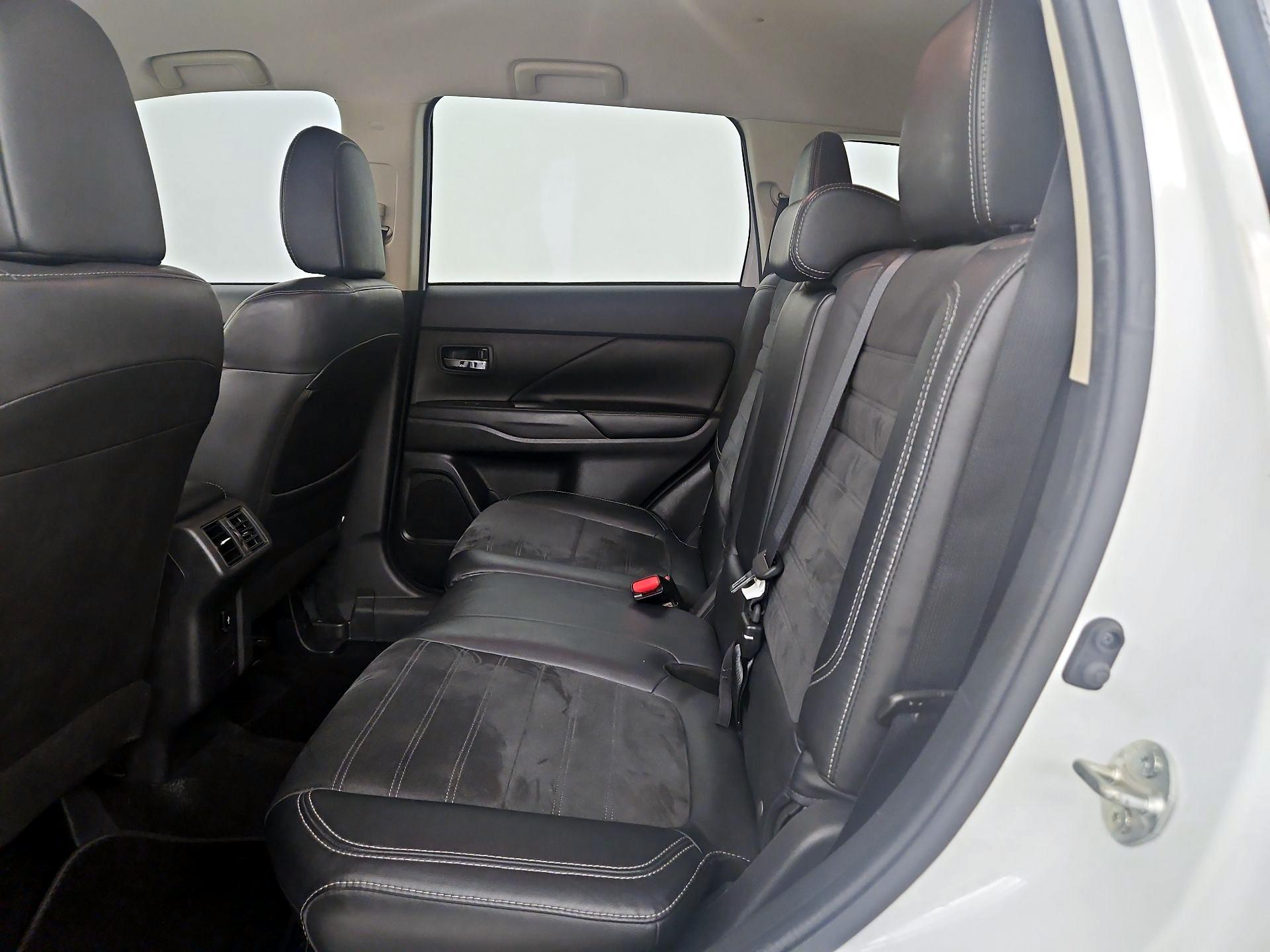 Thumbnail: 2019 Mitsubishi Outlander - 19