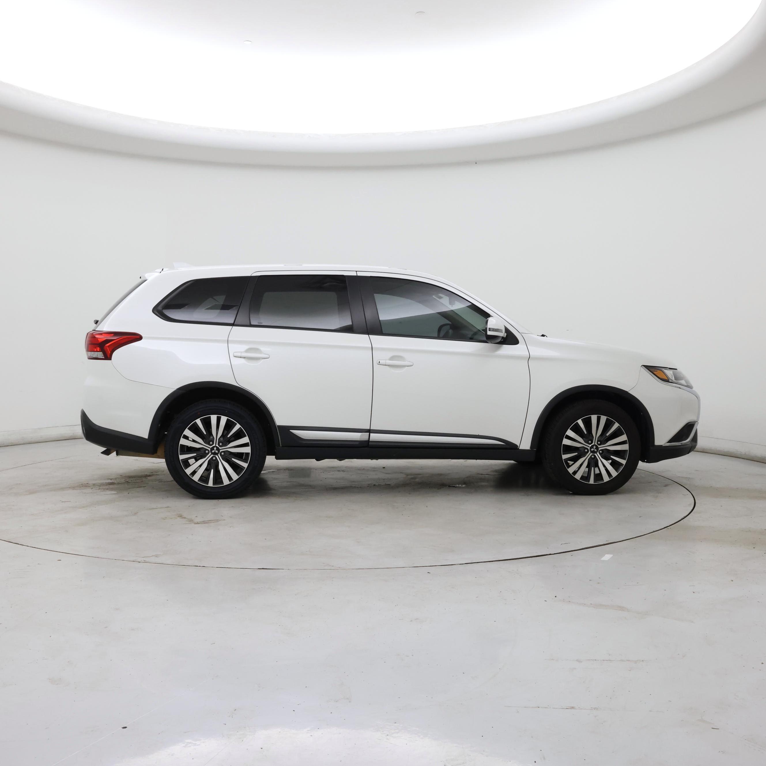 Thumbnail: 2019 Mitsubishi Outlander - 7