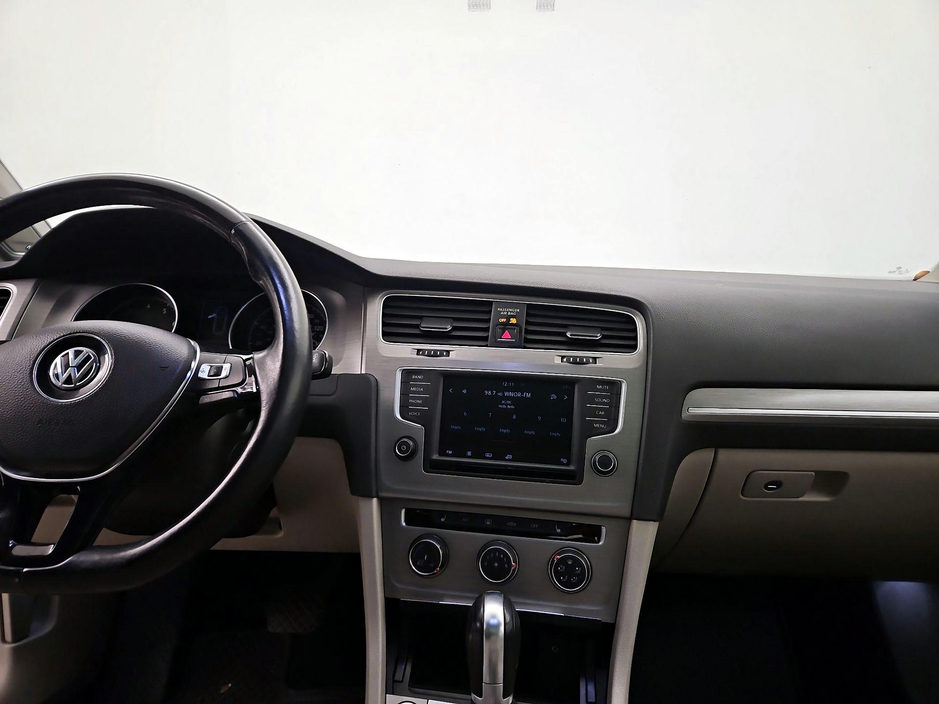 Thumbnail: 2016 Volkswagen Golf - 9