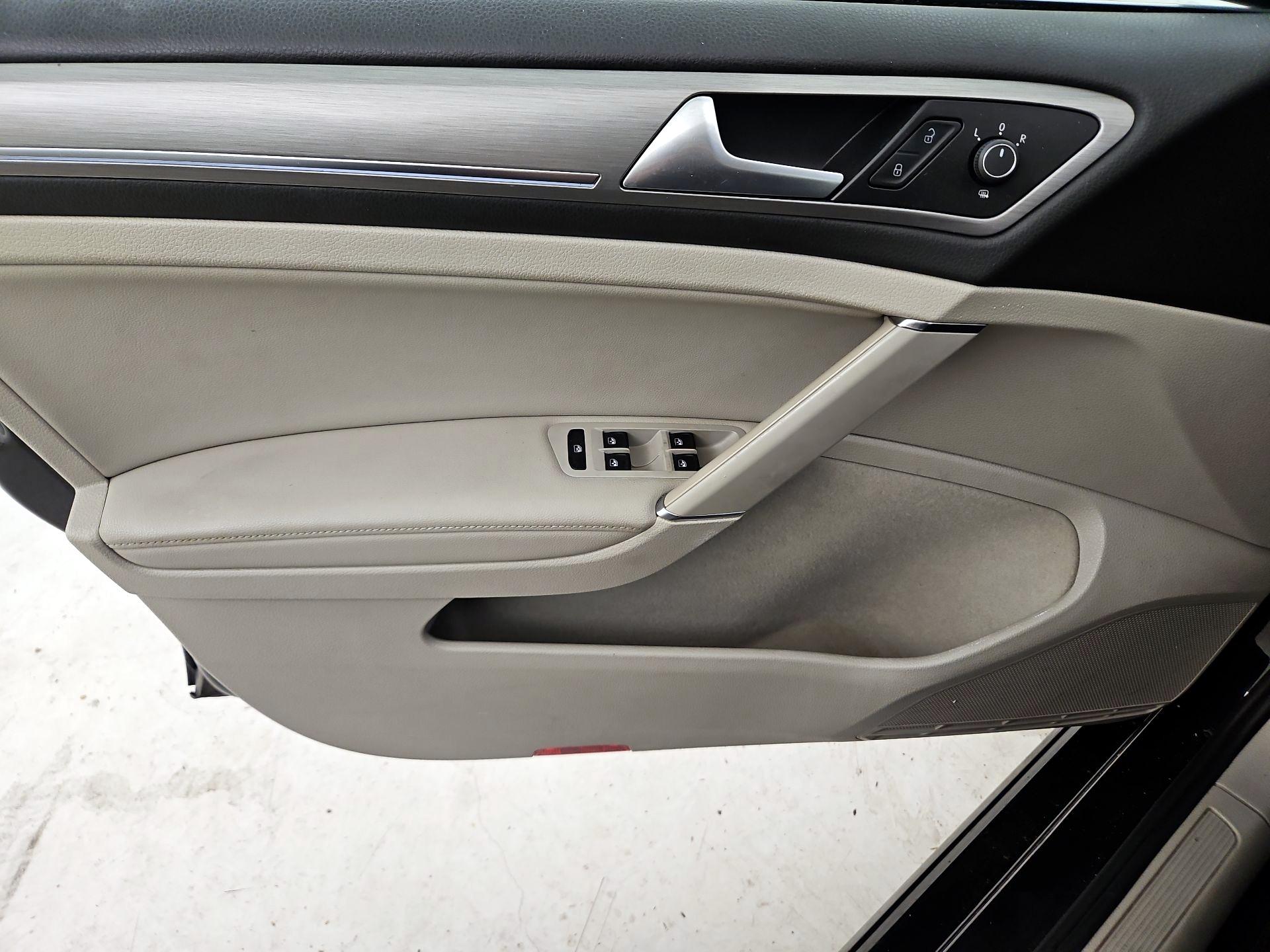 Thumbnail: 2016 Volkswagen Golf - 12