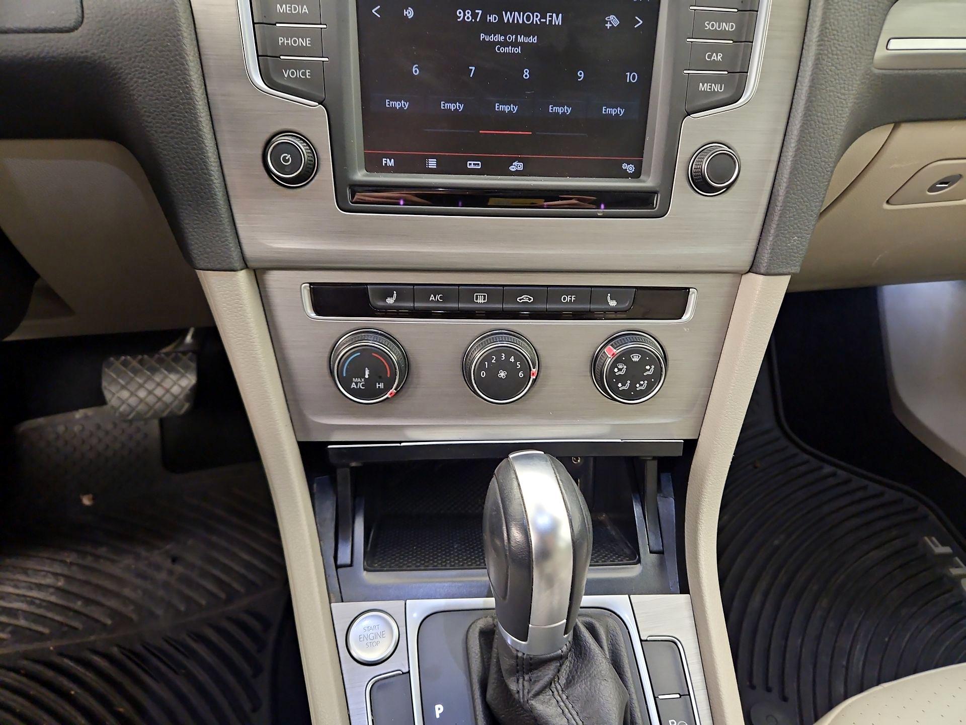 Thumbnail: 2016 Volkswagen Golf - 16