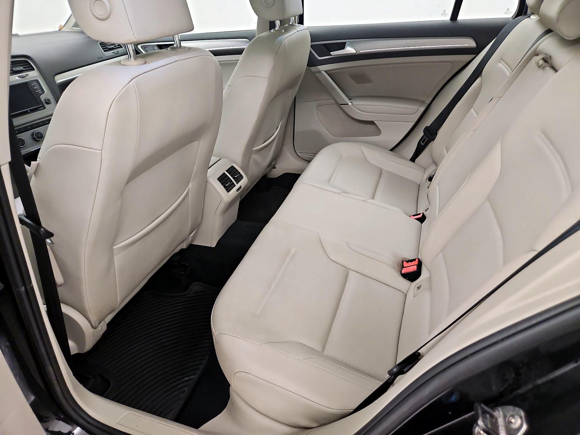 Thumbnail: 2016 Volkswagen Golf - 20