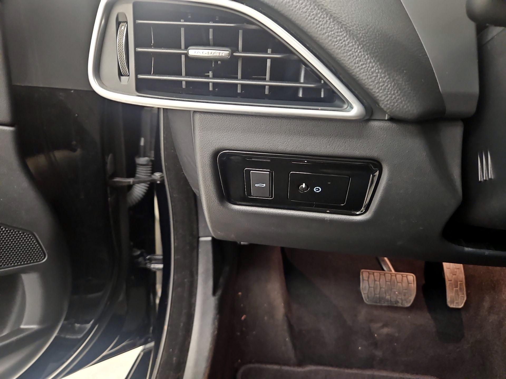 Thumbnail: 2017 Jaguar XE - 13