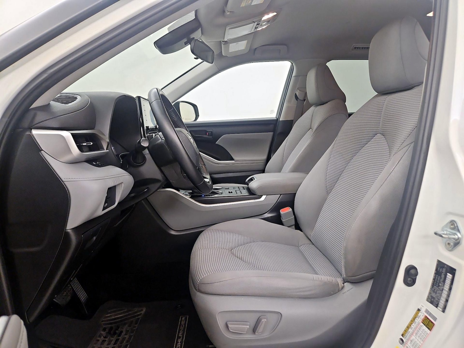 2021 Toyota Highlander LE - Photo 12