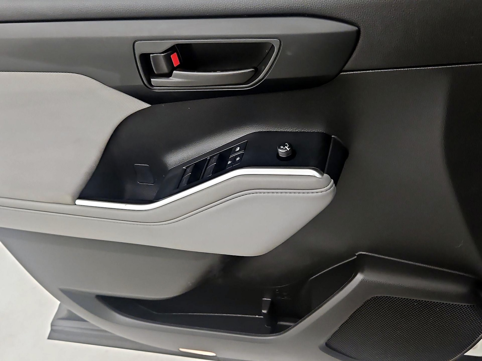2021 Toyota Highlander LE - Photo 13