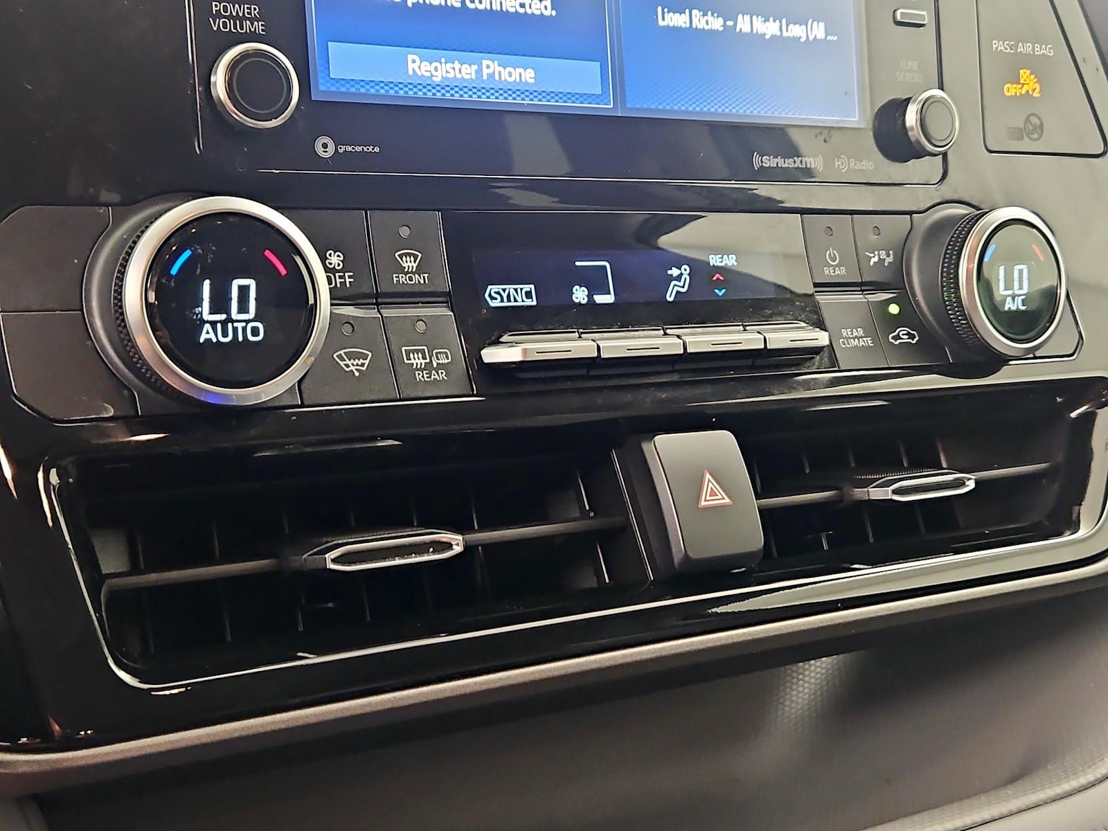 2021 Toyota Highlander LE - Photo 17