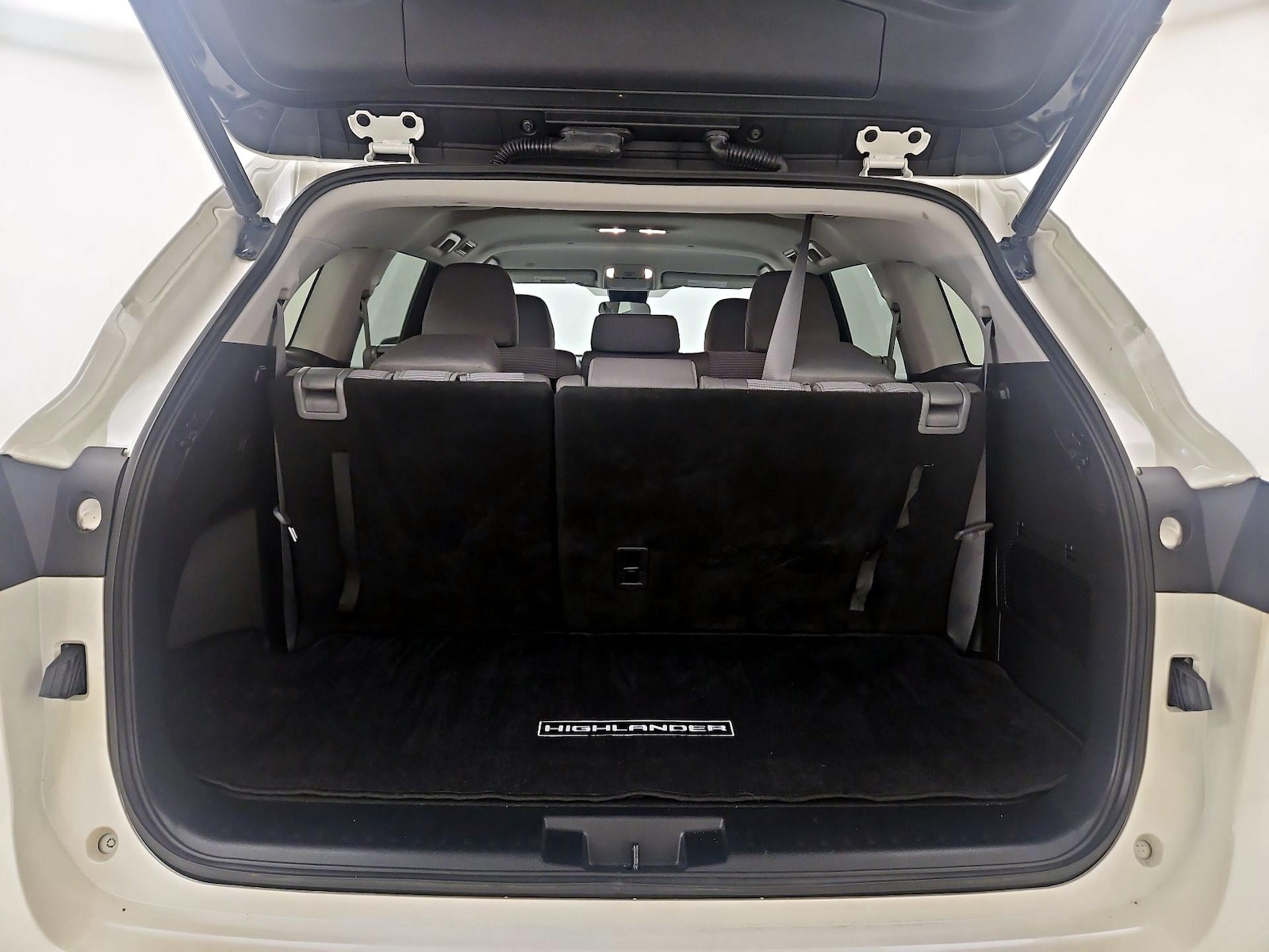 2021 Toyota Highlander LE - Photo 21