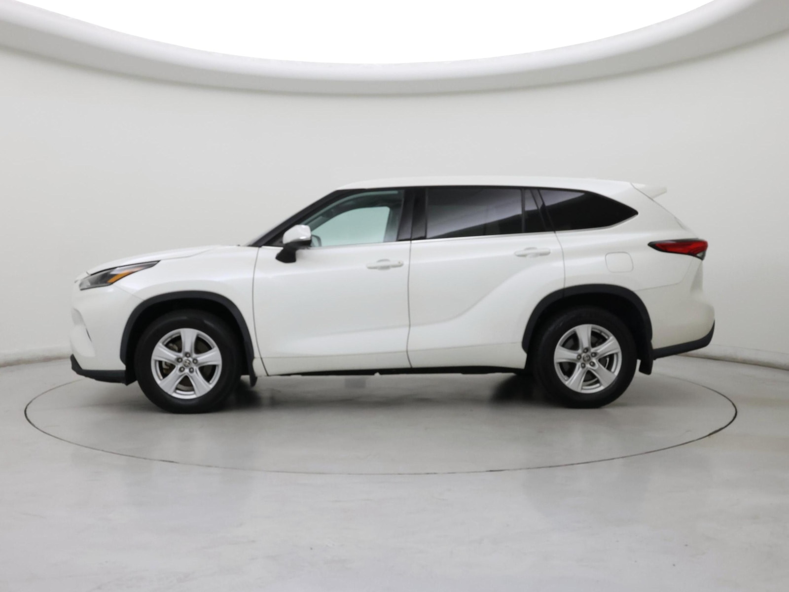 2021 Toyota Highlander LE - Photo 4