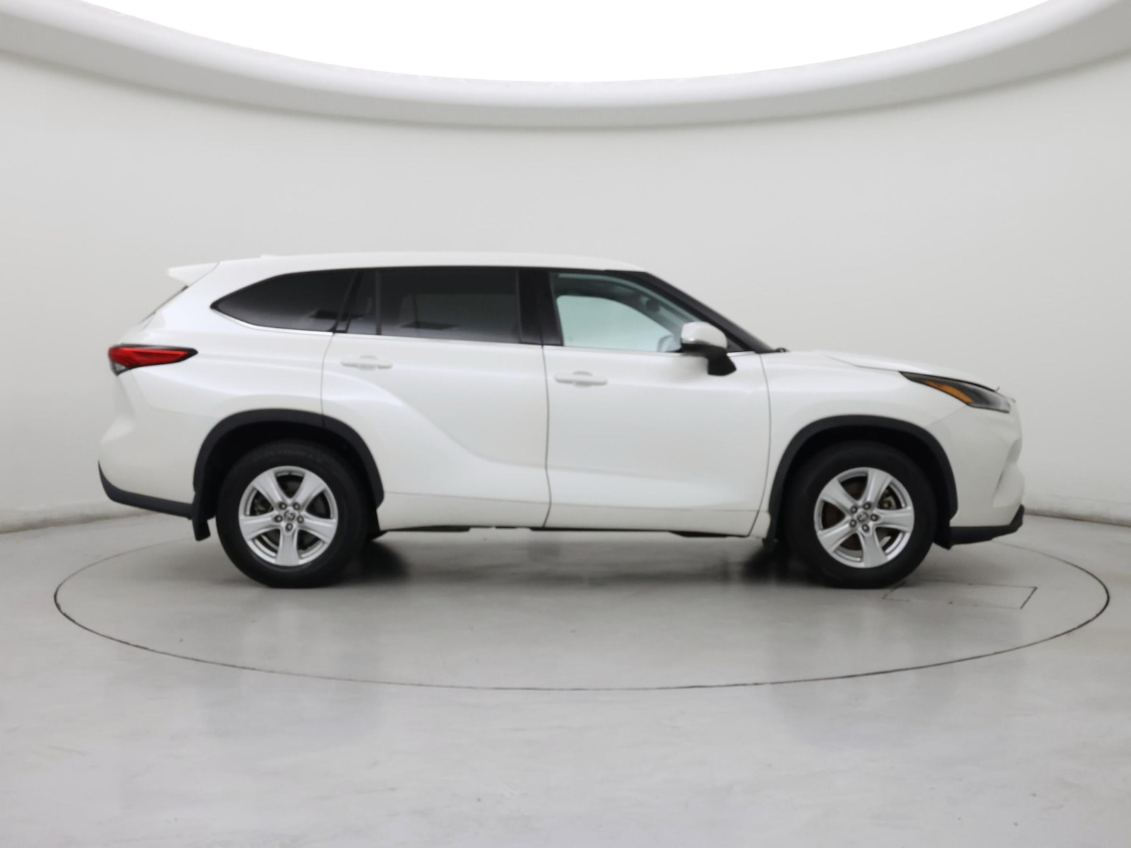 2021 Toyota Highlander LE - Photo 8