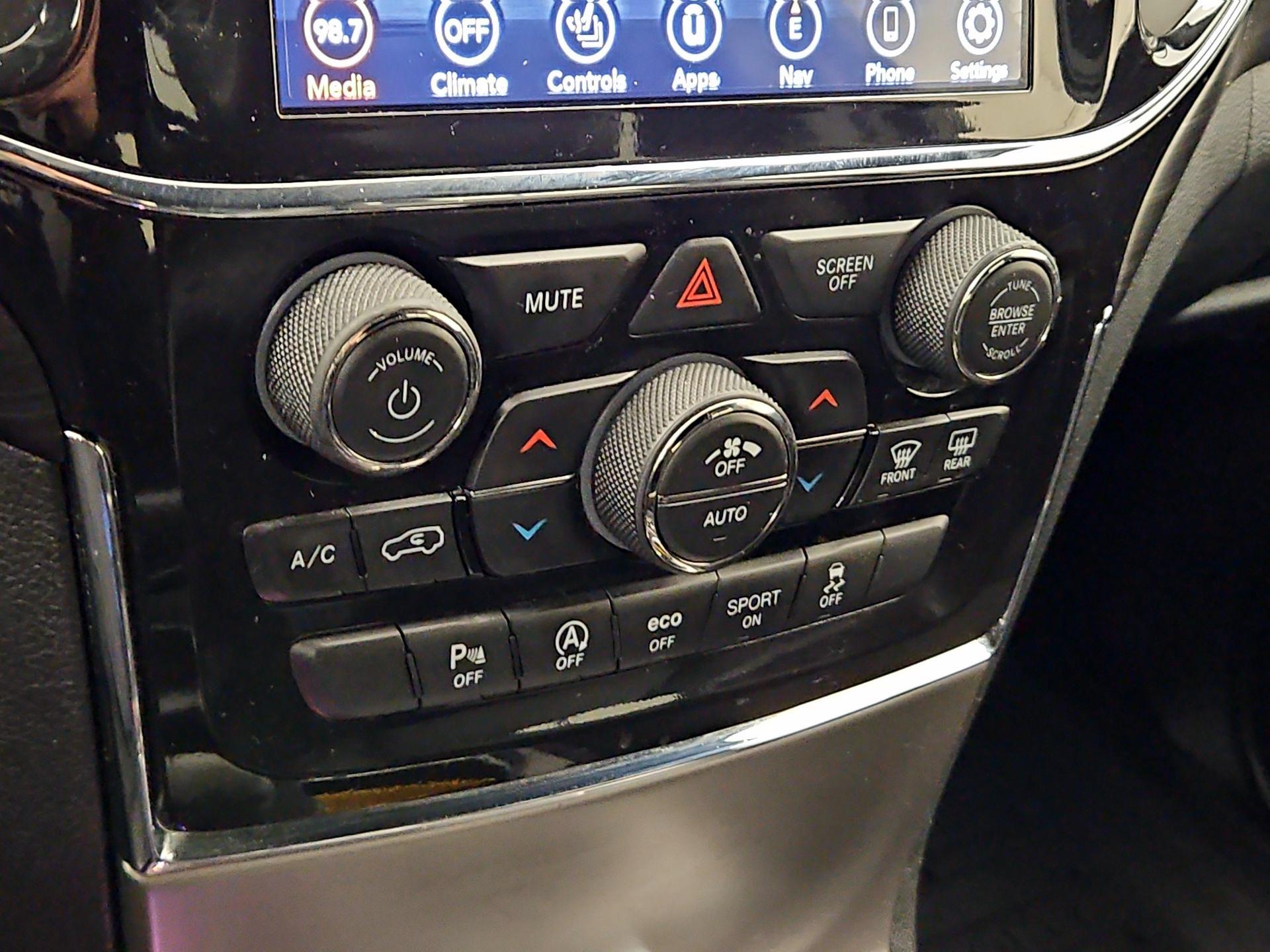 Thumbnail: 2022 Jeep Grand Cherokee - 17