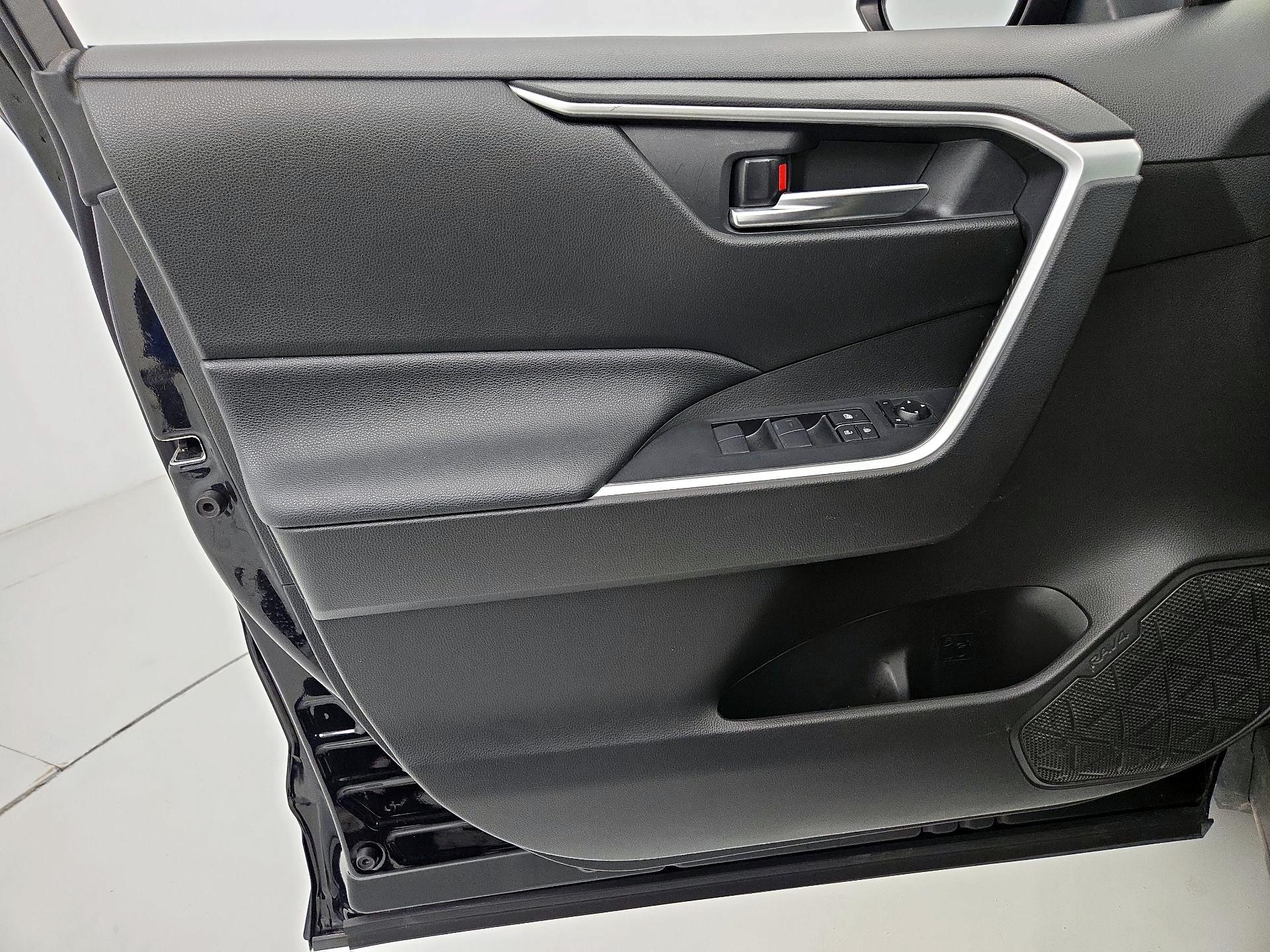 Thumbnail: 2020 Toyota RAV4 - 12