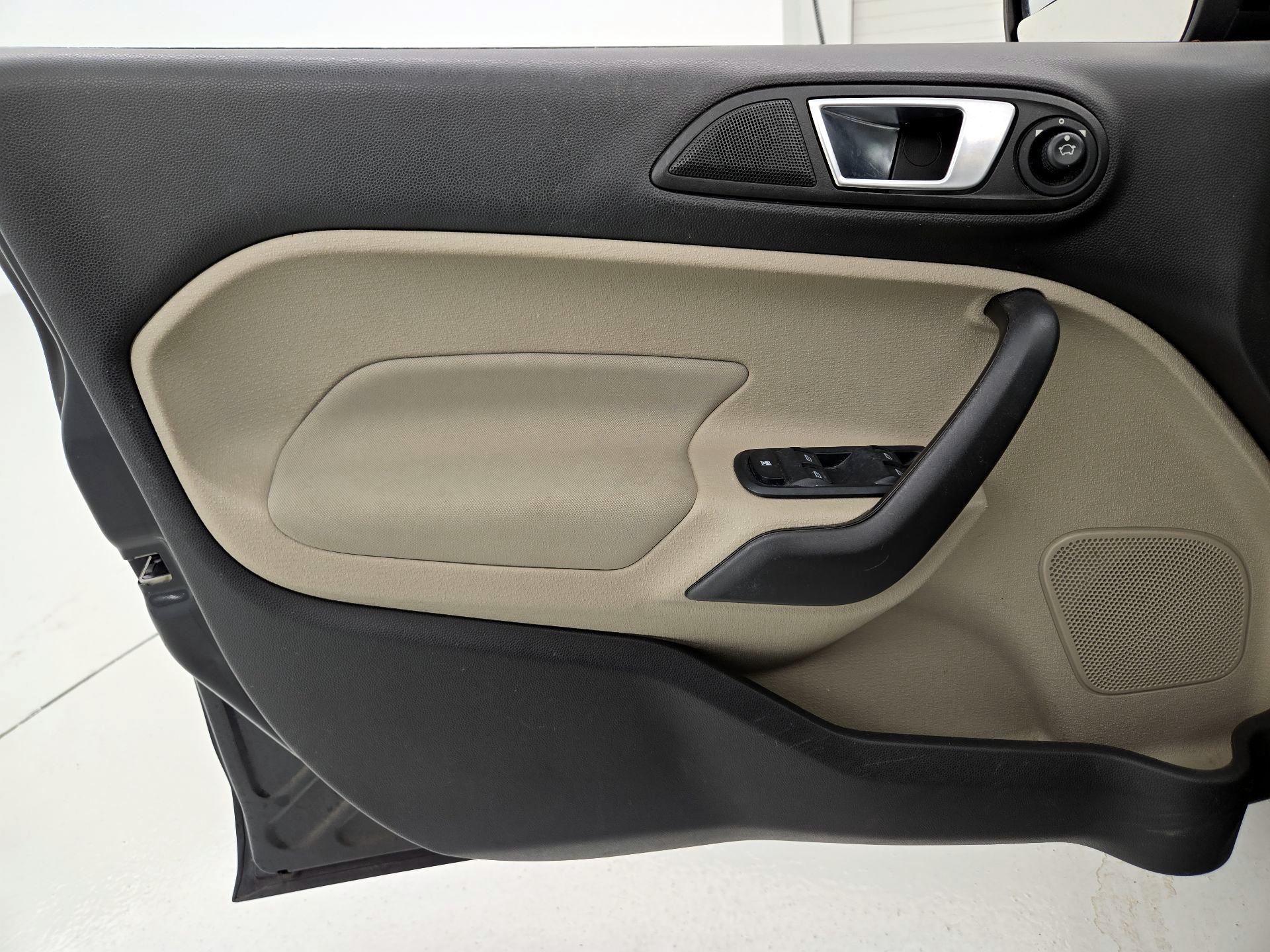 Thumbnail: 2016 Ford Fiesta - 12