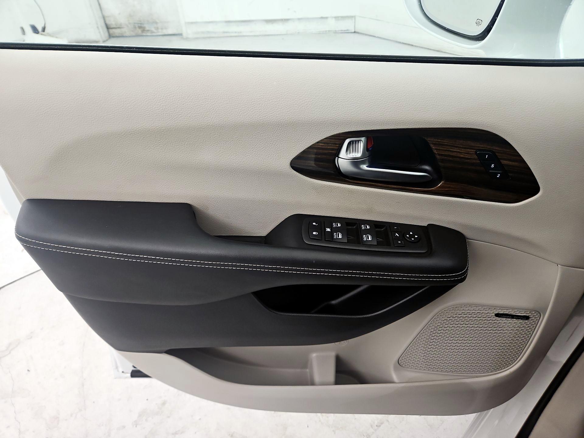 Thumbnail: 2022 Chrysler Pacifica - 12