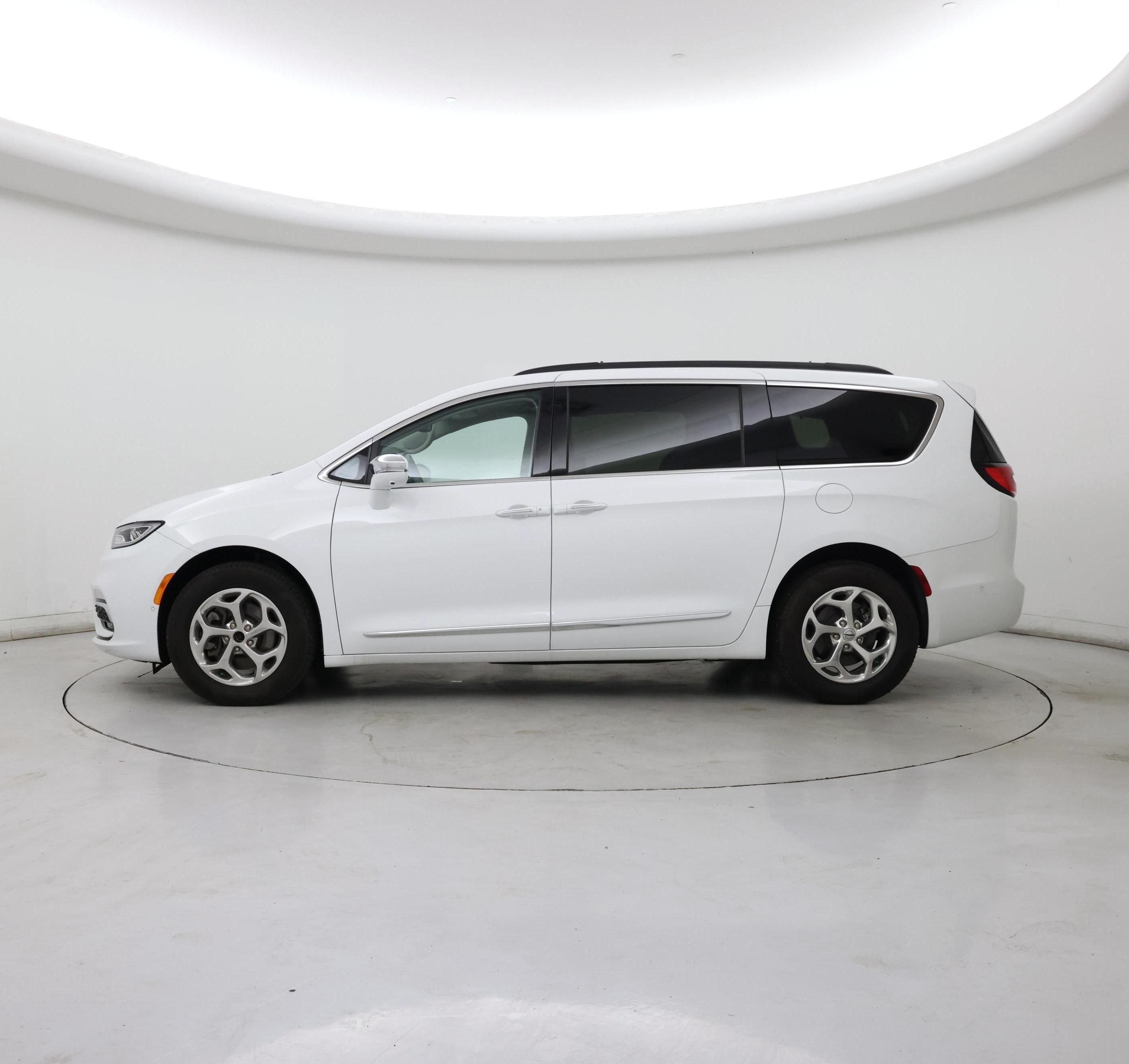 Thumbnail: 2022 Chrysler Pacifica - 3