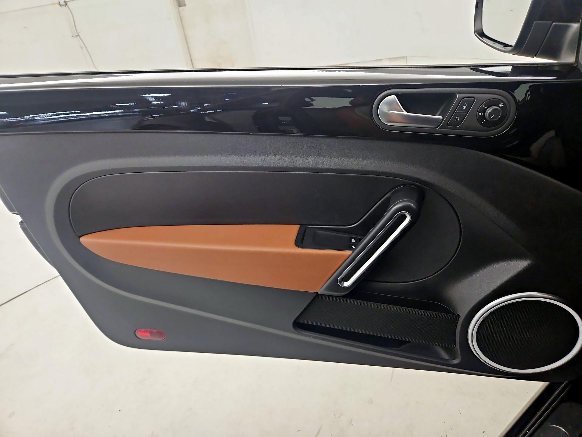 Thumbnail: 2015 Volkswagen Beetle - 12