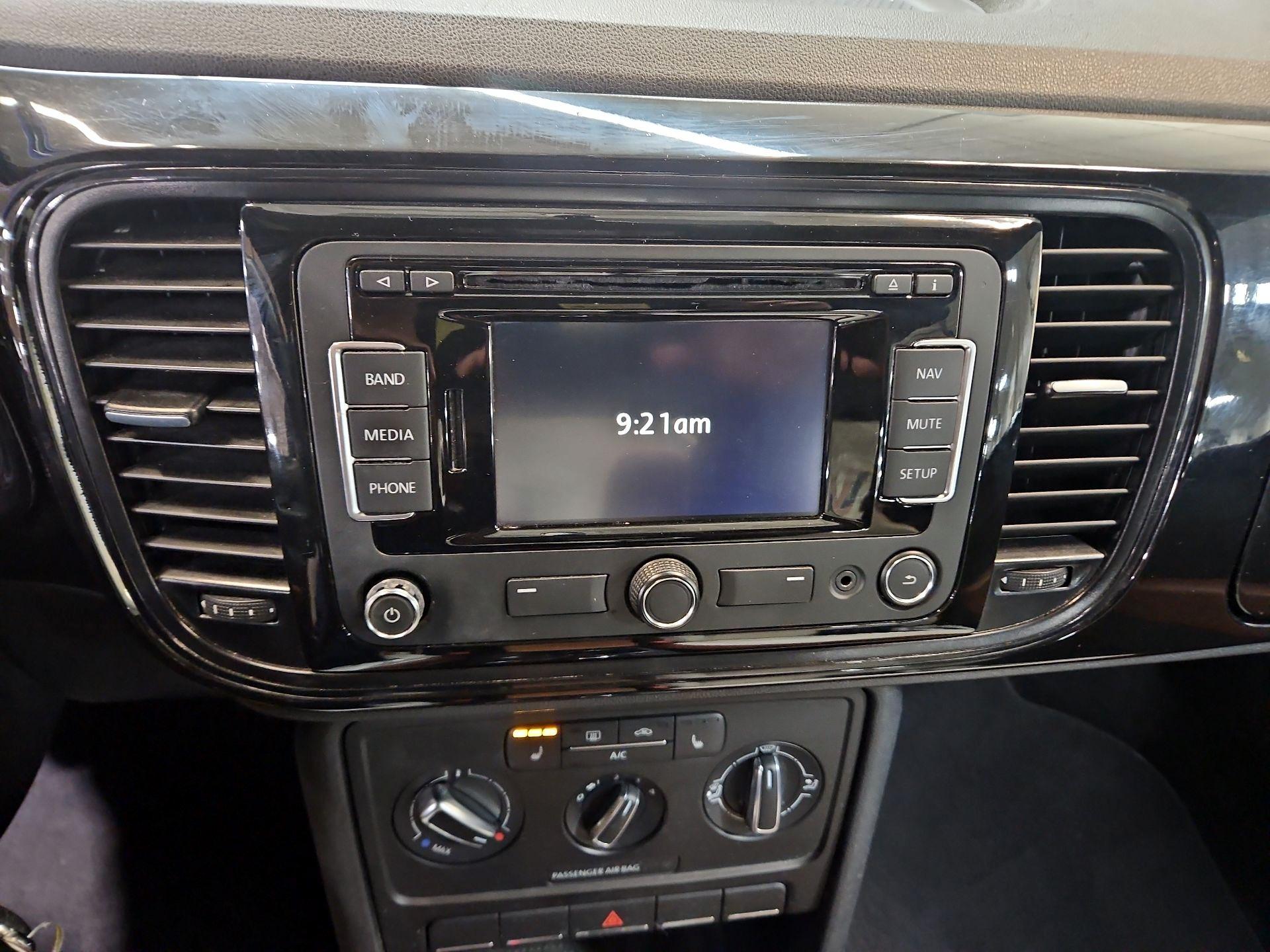 Thumbnail: 2015 Volkswagen Beetle - 14