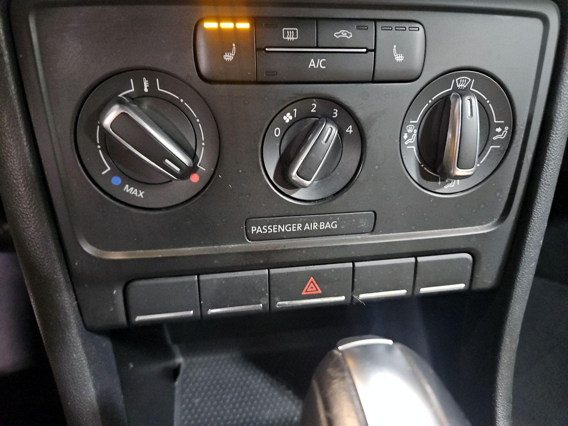 Thumbnail: 2015 Volkswagen Beetle - 15