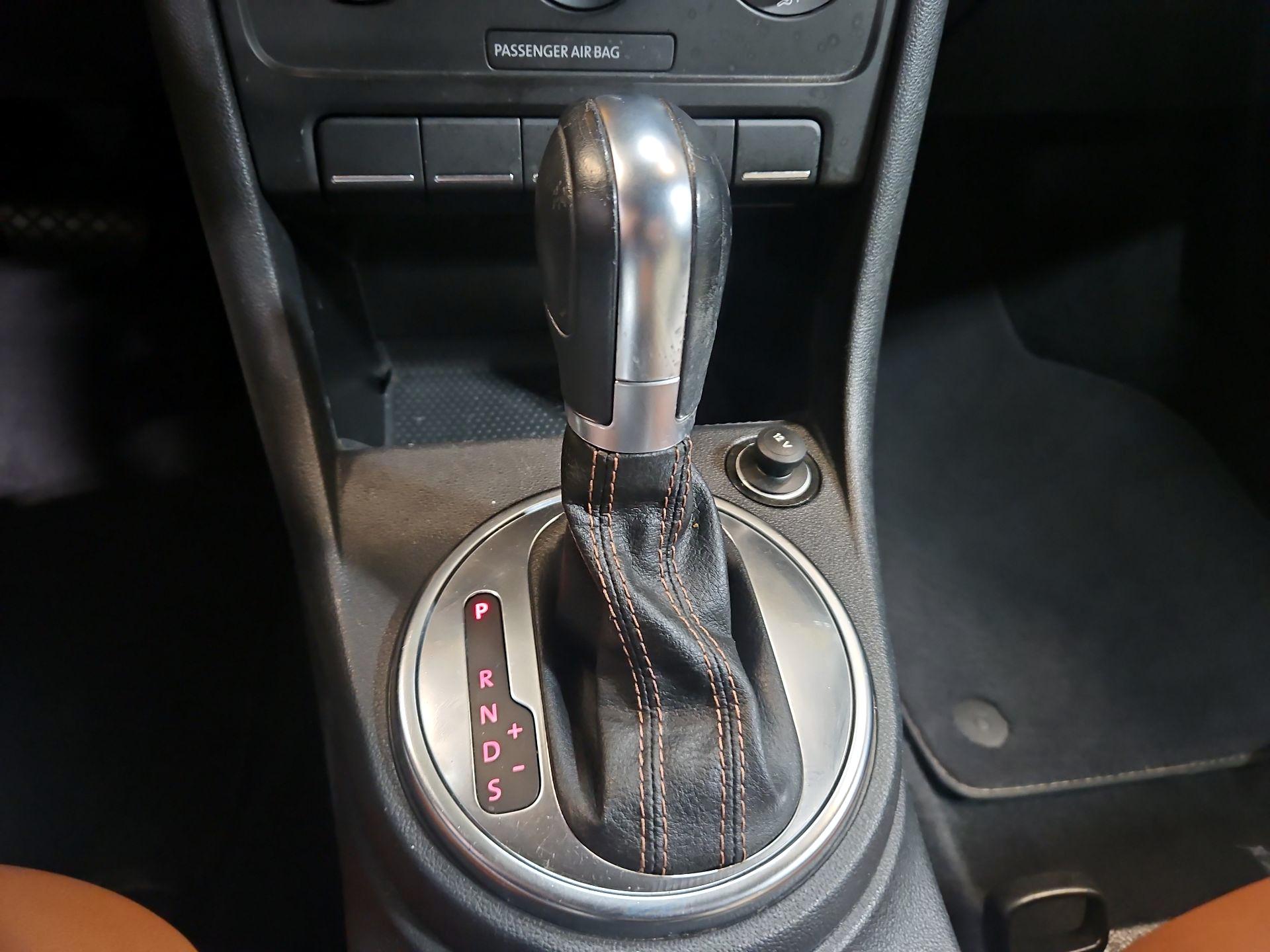 Thumbnail: 2015 Volkswagen Beetle - 16