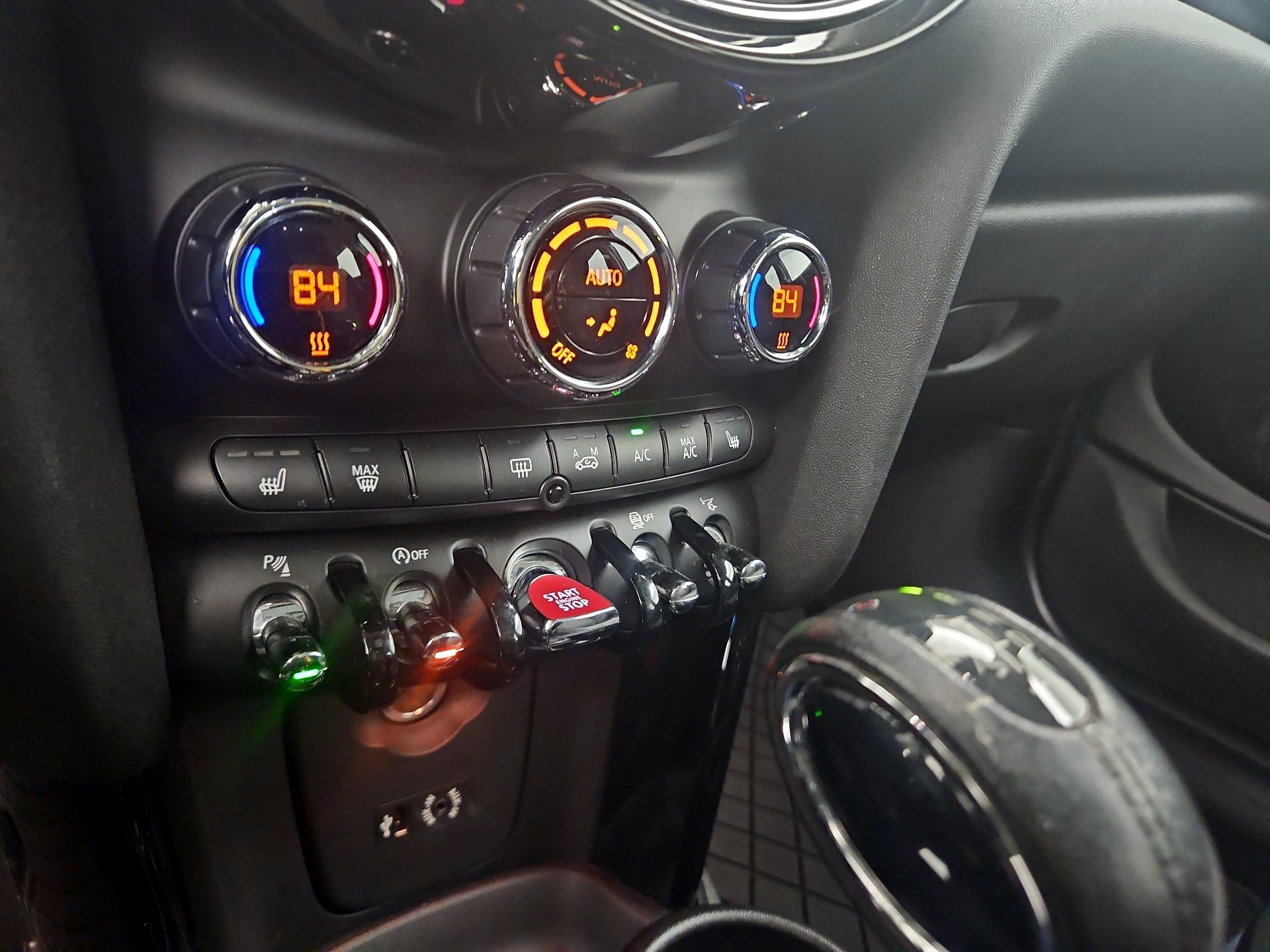 Thumbnail: 2015 MINI Cooper Hardtop - 16