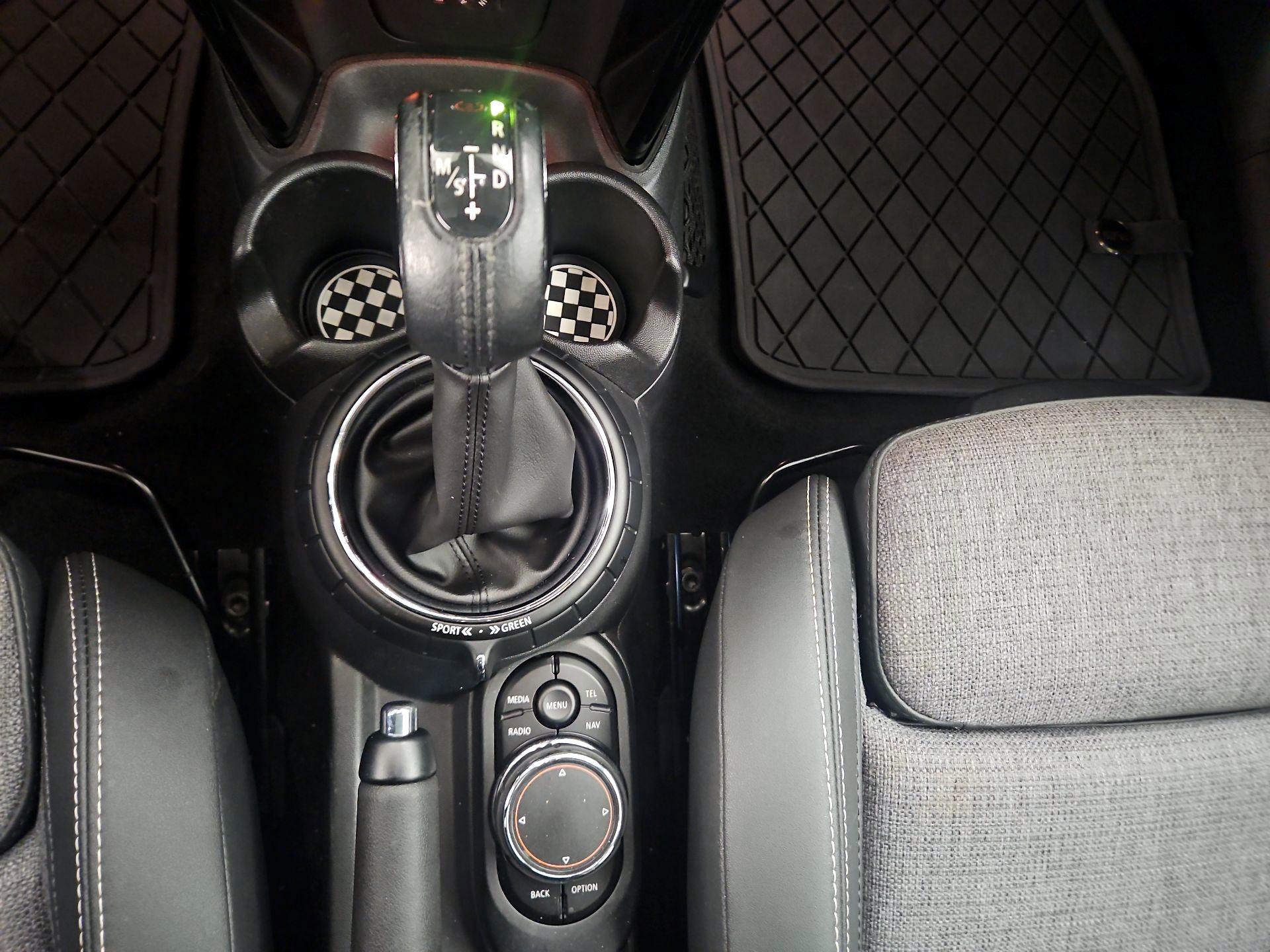 Thumbnail: 2015 MINI Cooper Hardtop - 17