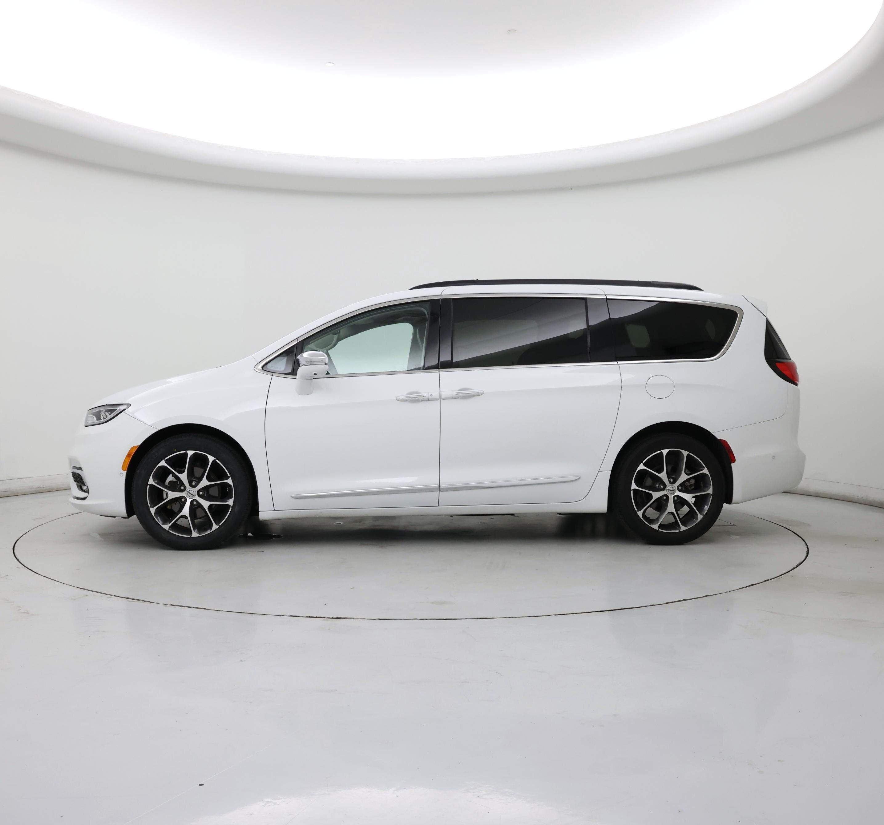 Thumbnail: 2022 Chrysler Pacifica - 3