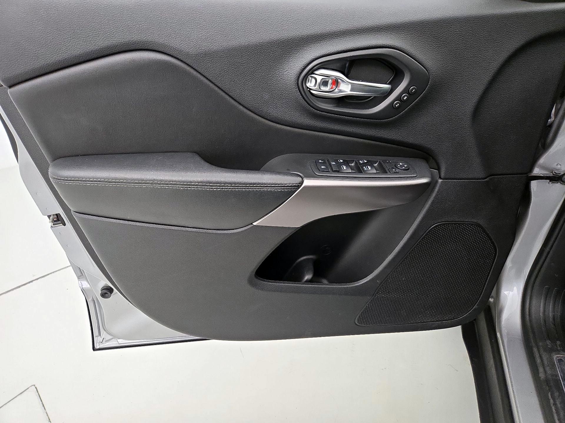 Thumbnail: 2019 Jeep Cherokee - 12