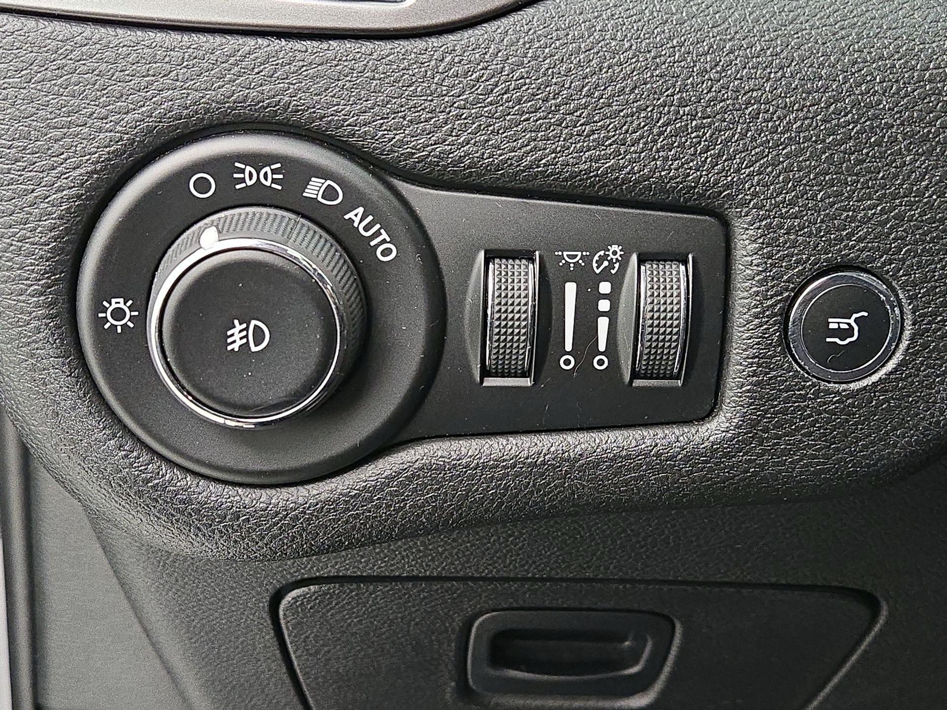 Thumbnail: 2019 Jeep Cherokee - 13