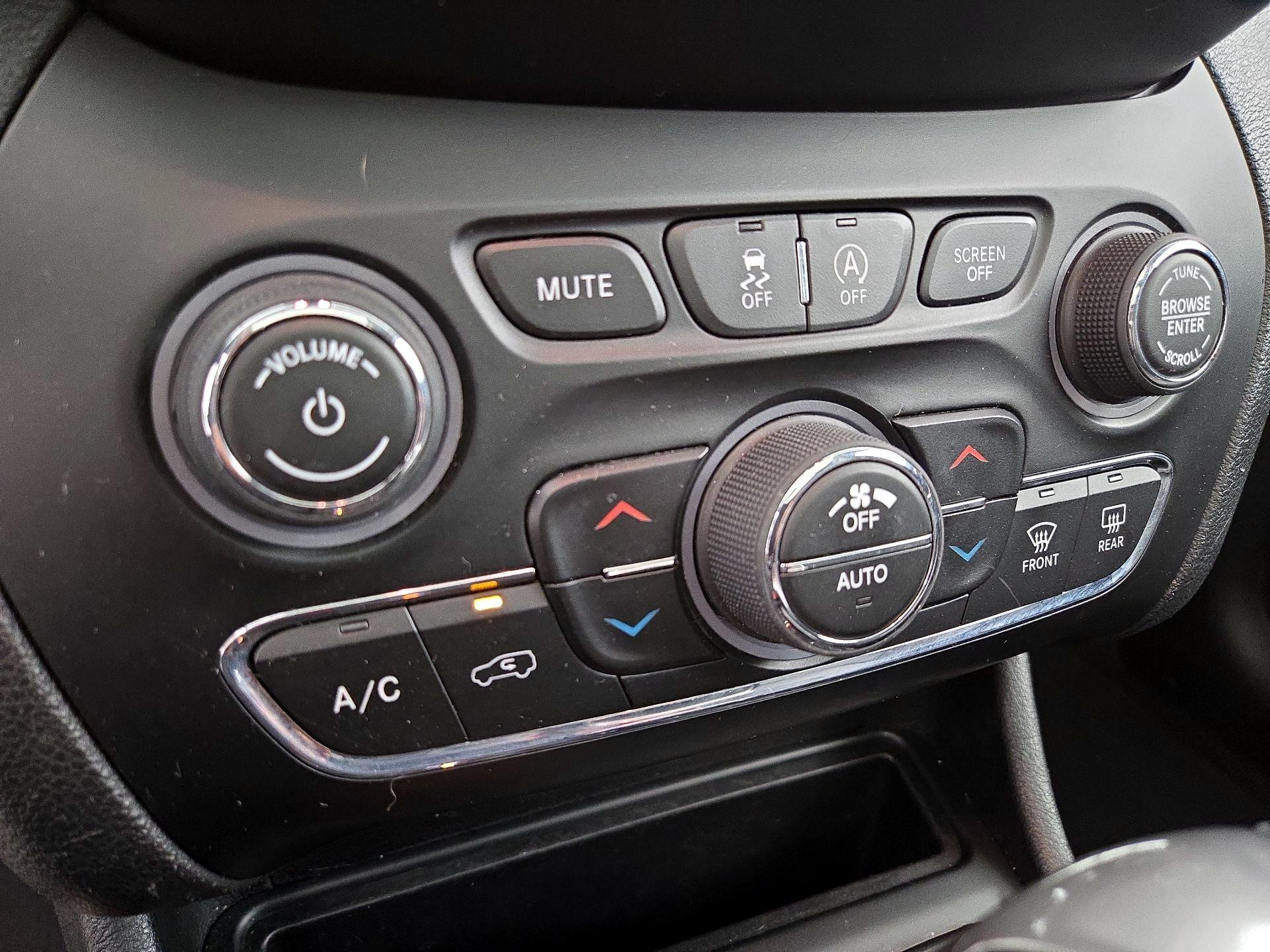 Thumbnail: 2019 Jeep Cherokee - 17