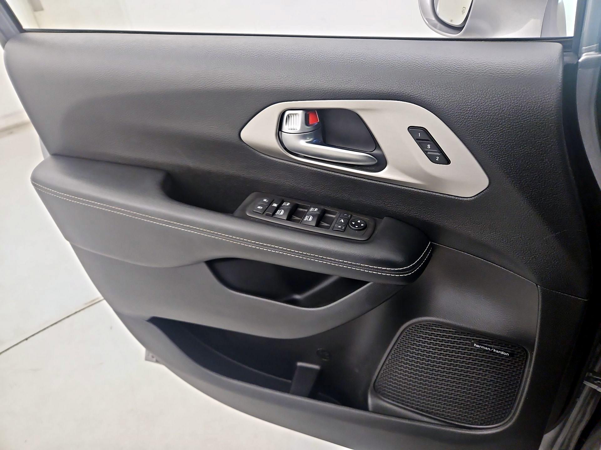 Thumbnail: 2021 Chrysler Pacifica - 12