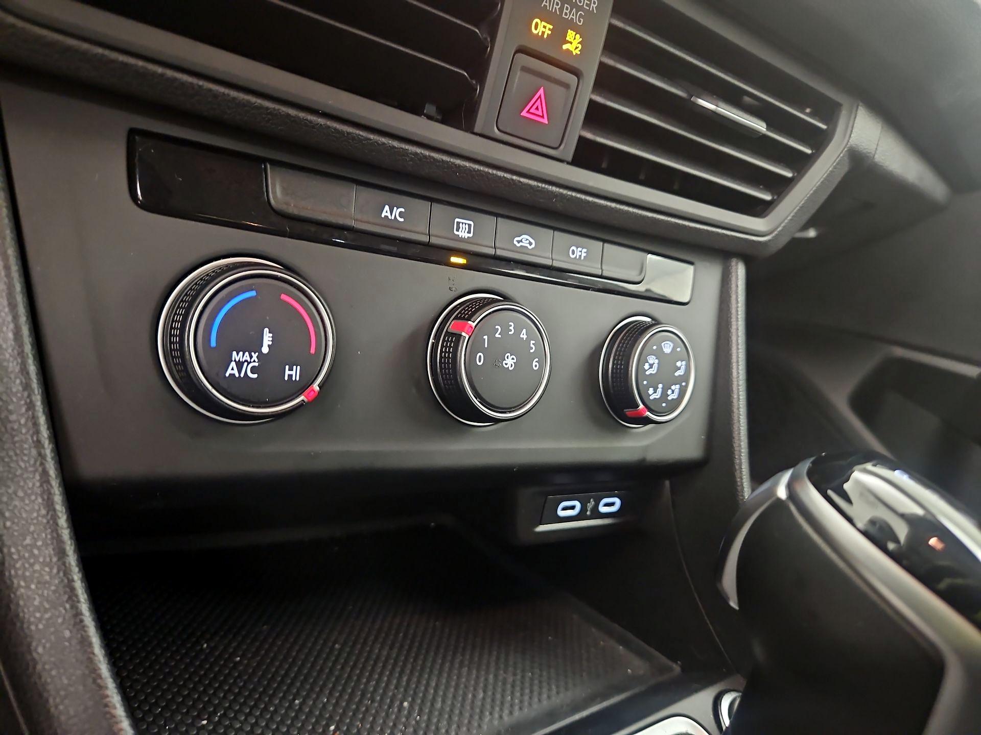 Thumbnail: 2024 Volkswagen Jetta - 16