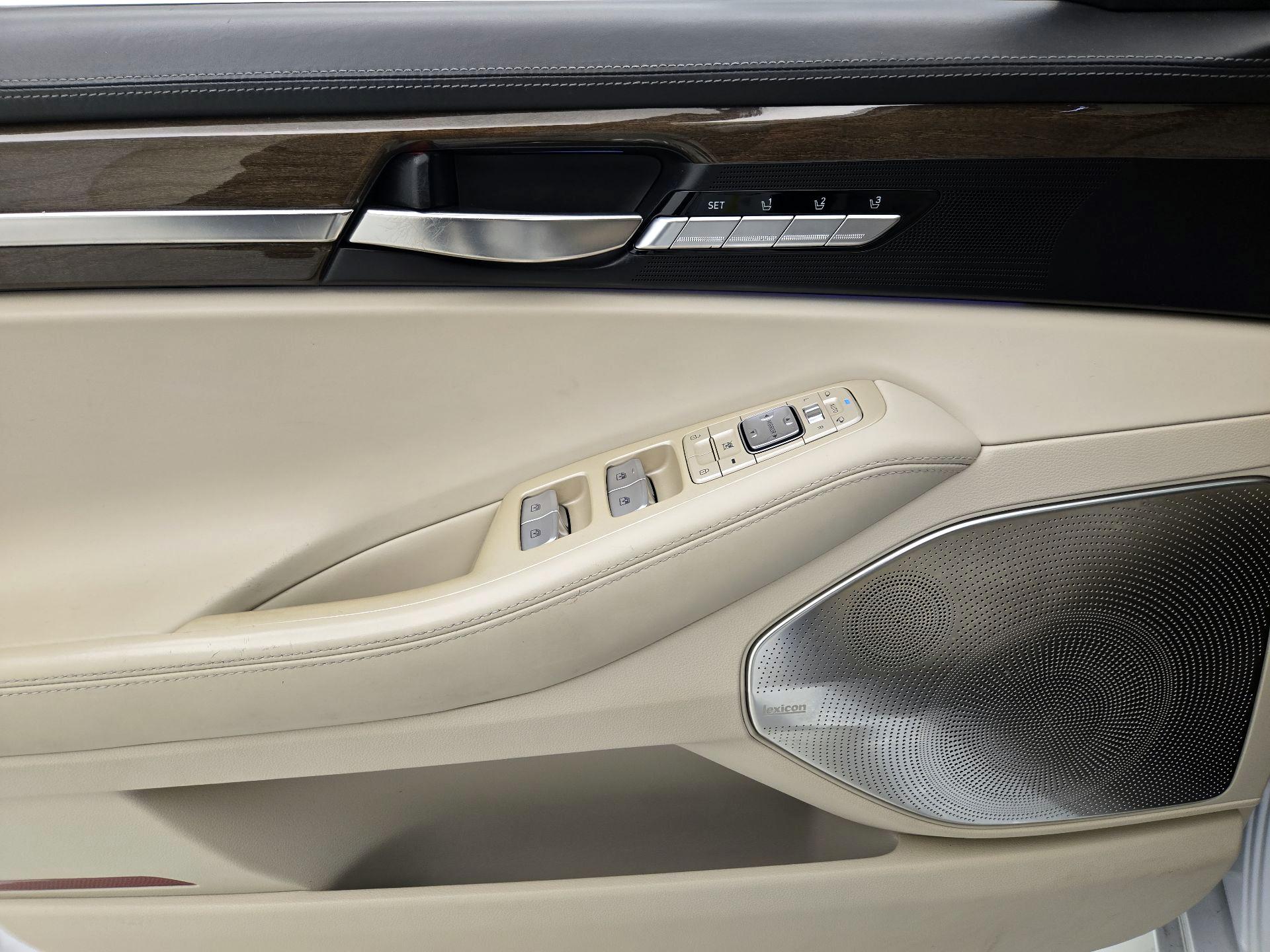 Thumbnail: 2017 Genesis G90 - 12