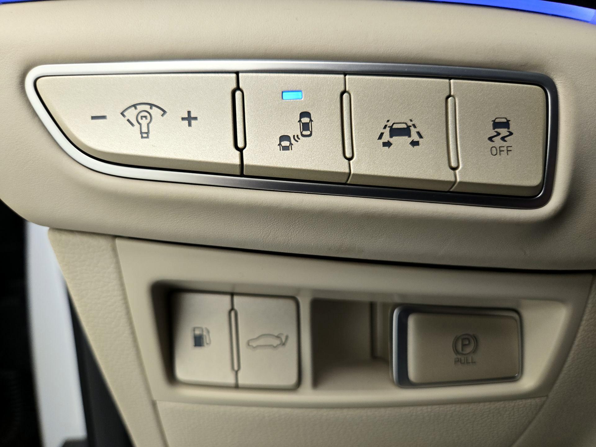 Thumbnail: 2017 Genesis G90 - 13