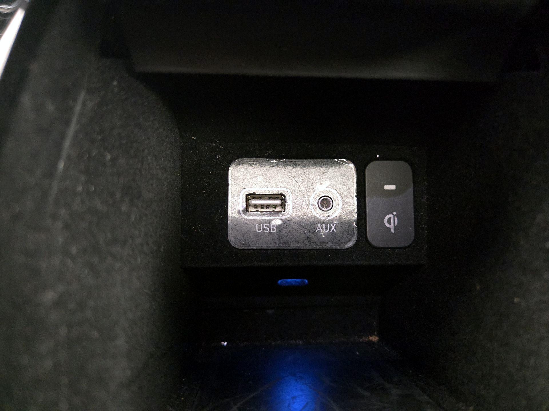 Thumbnail: 2017 Genesis G90 - 19