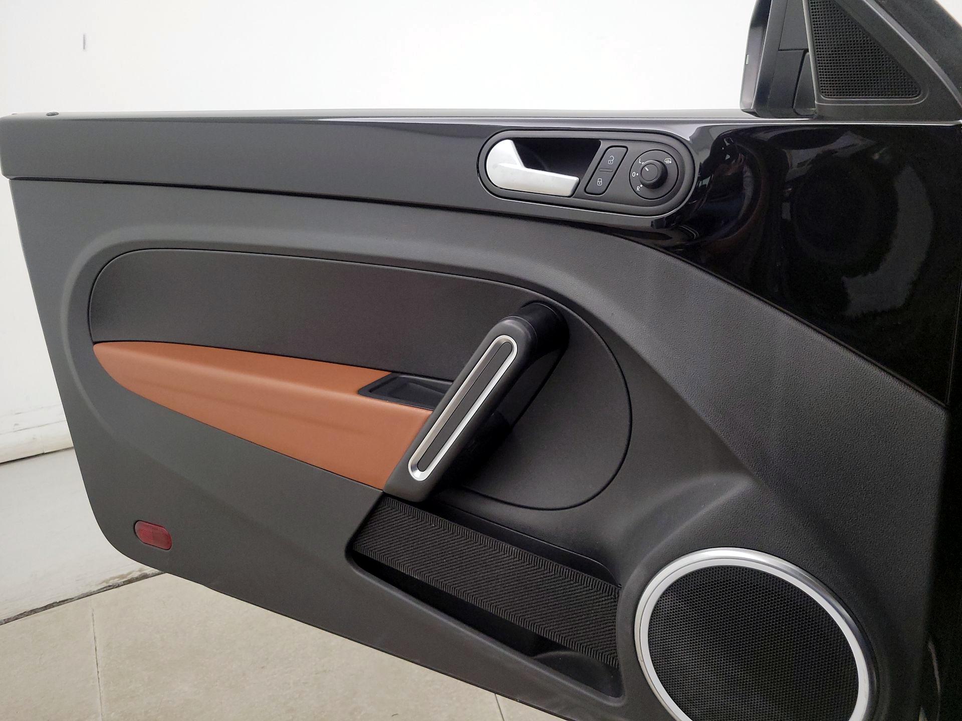 Thumbnail: 2015 Volkswagen Beetle - 12