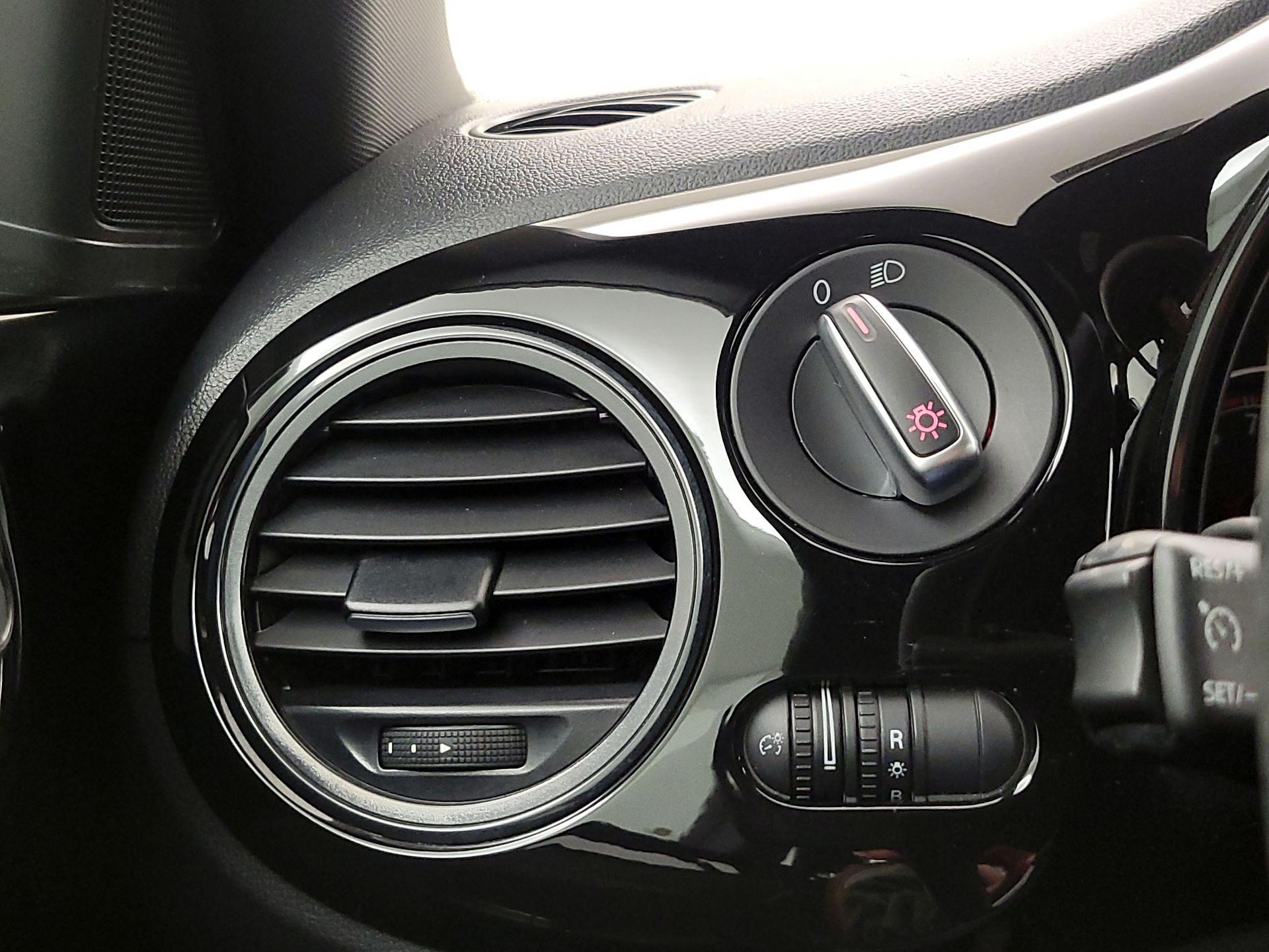Thumbnail: 2015 Volkswagen Beetle - 13