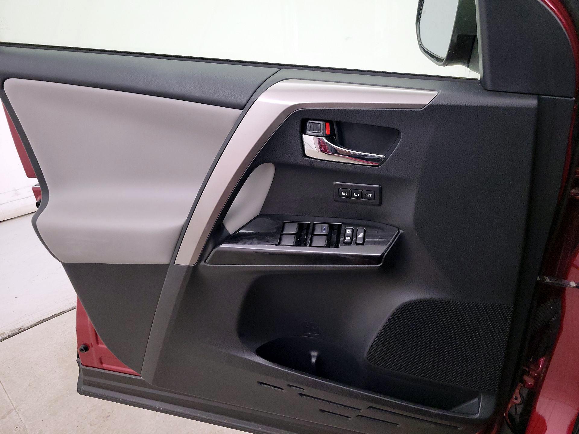 Thumbnail: 2018 Toyota RAV4 - 12