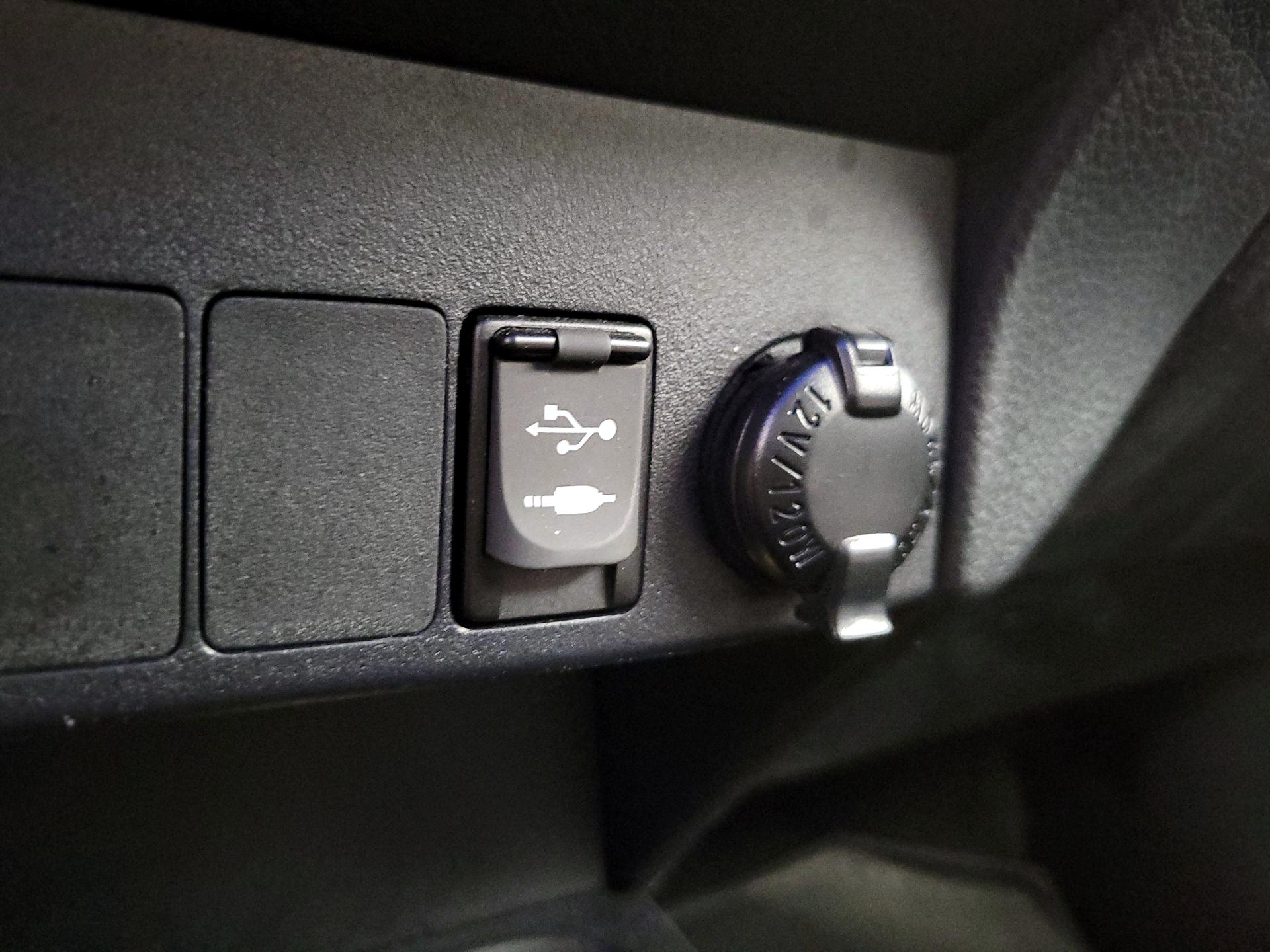 Thumbnail: 2018 Toyota RAV4 - 18