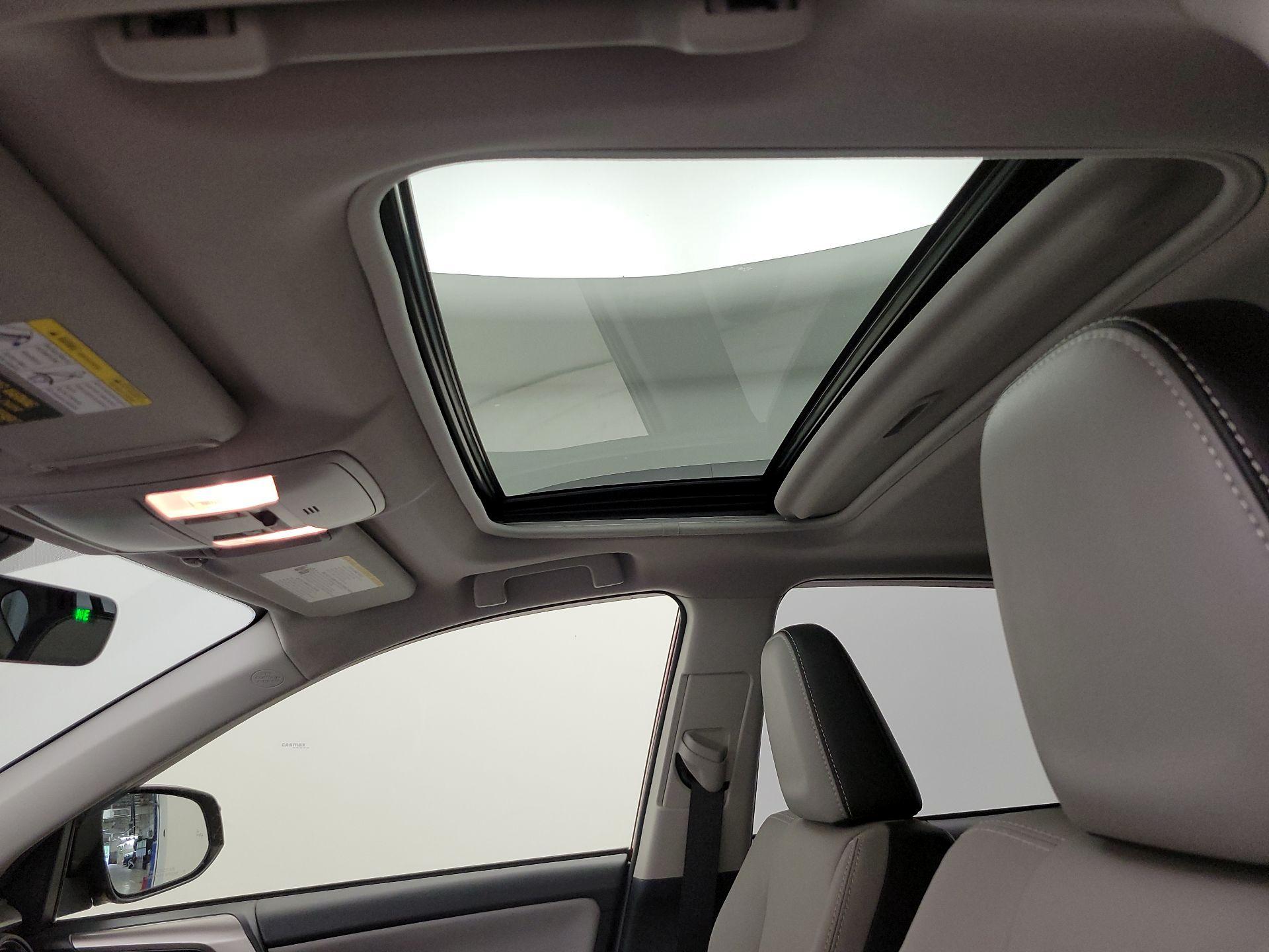 Thumbnail: 2018 Toyota RAV4 - 19