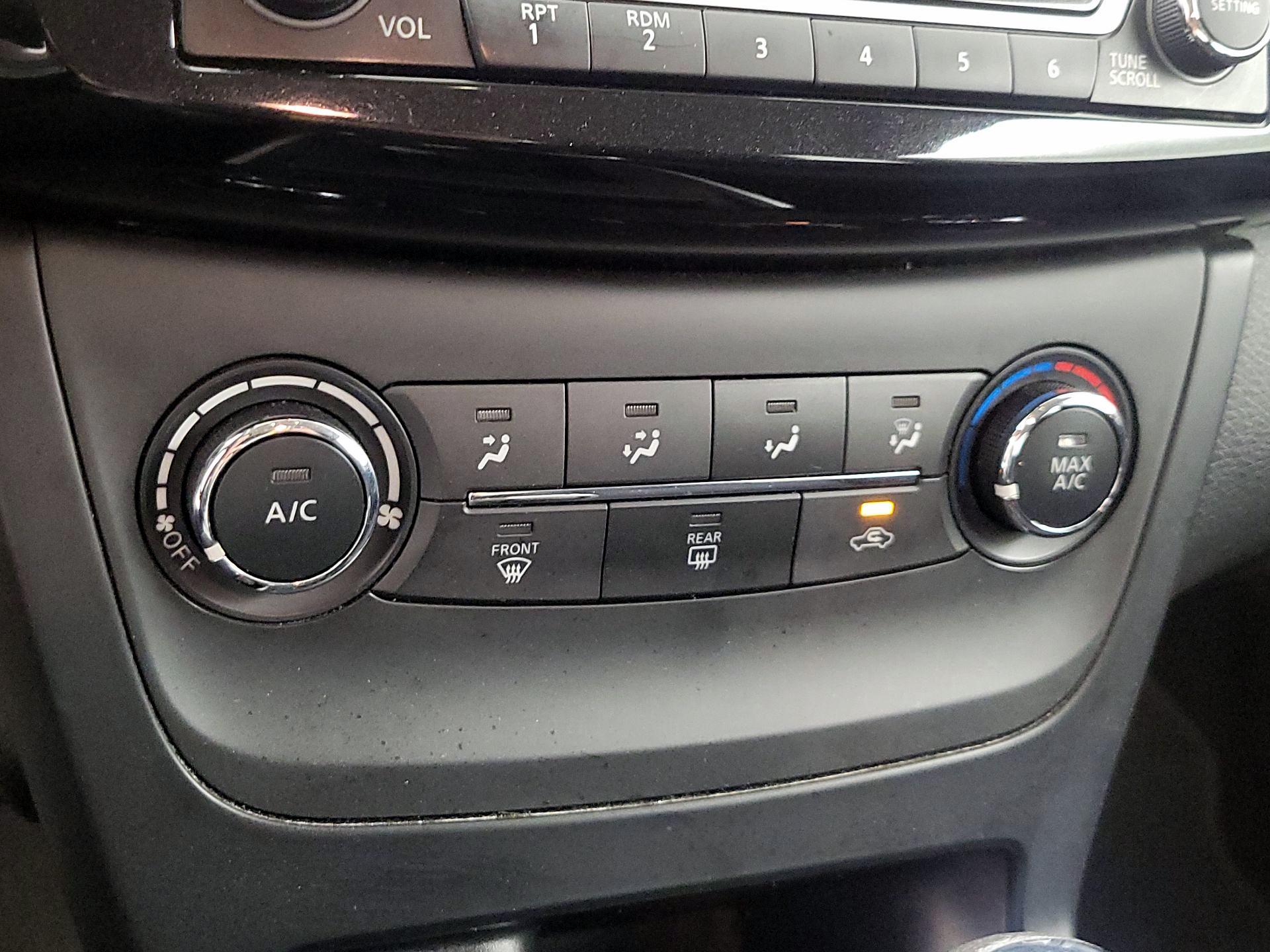 Thumbnail: 2016 Nissan Sentra - 16