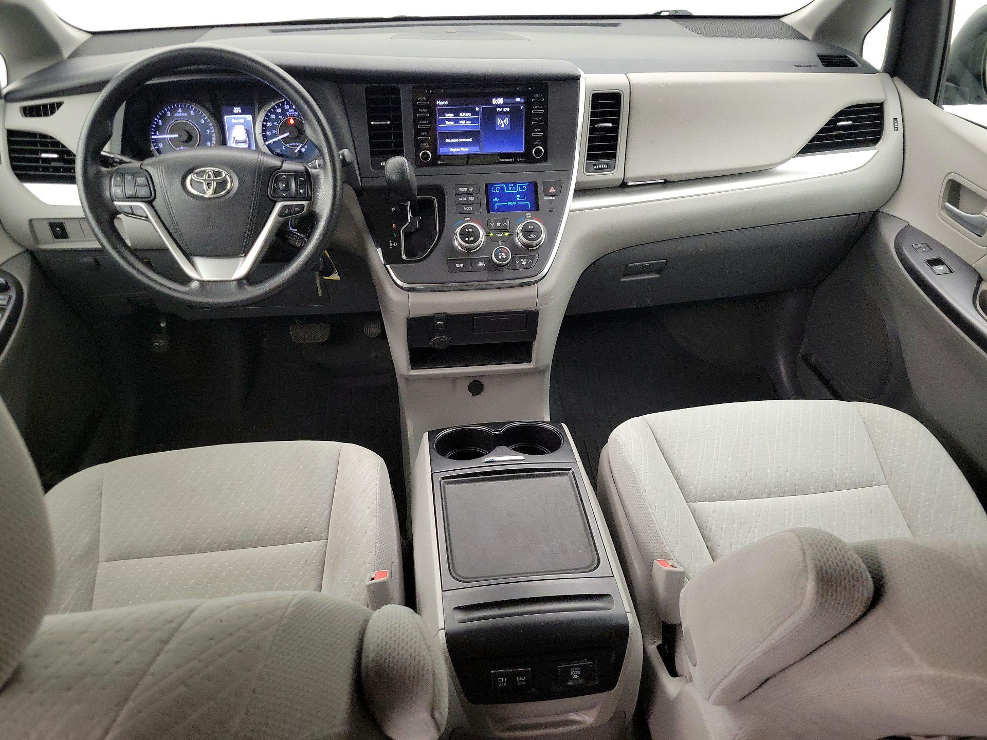 Thumbnail: 2018 Toyota Sienna - 9