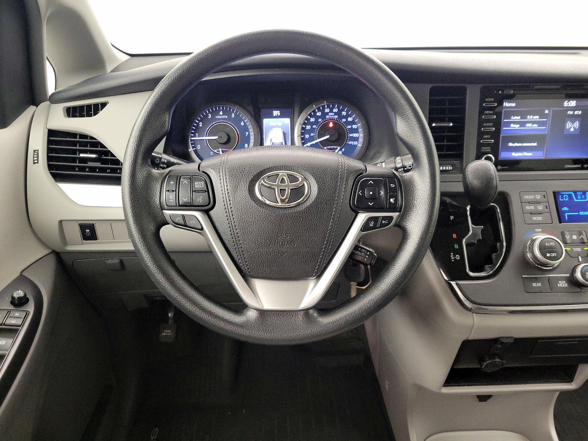 Thumbnail: 2018 Toyota Sienna - 10